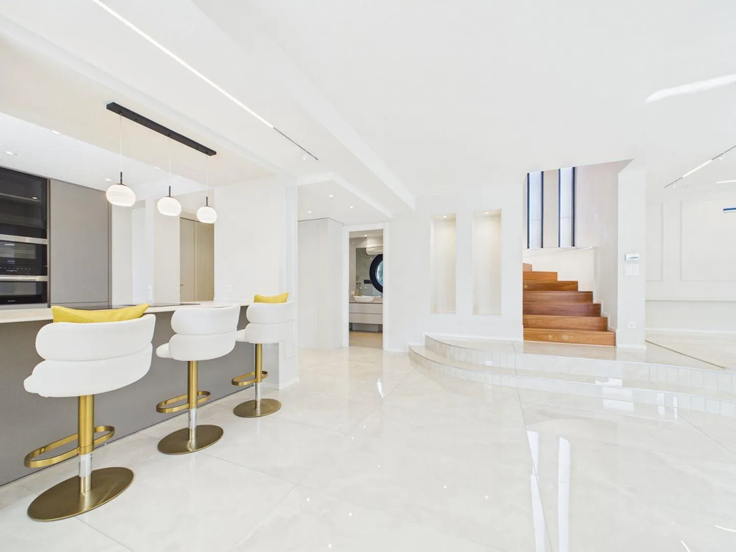 Luxusvilla mit Pool und Garten - Foto 6 von 13