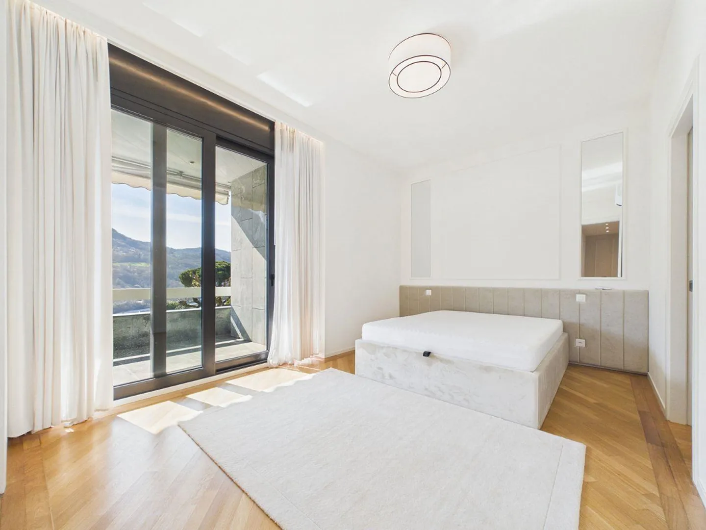 Luxusvilla mit Pool und Garten - Foto 8 von 13