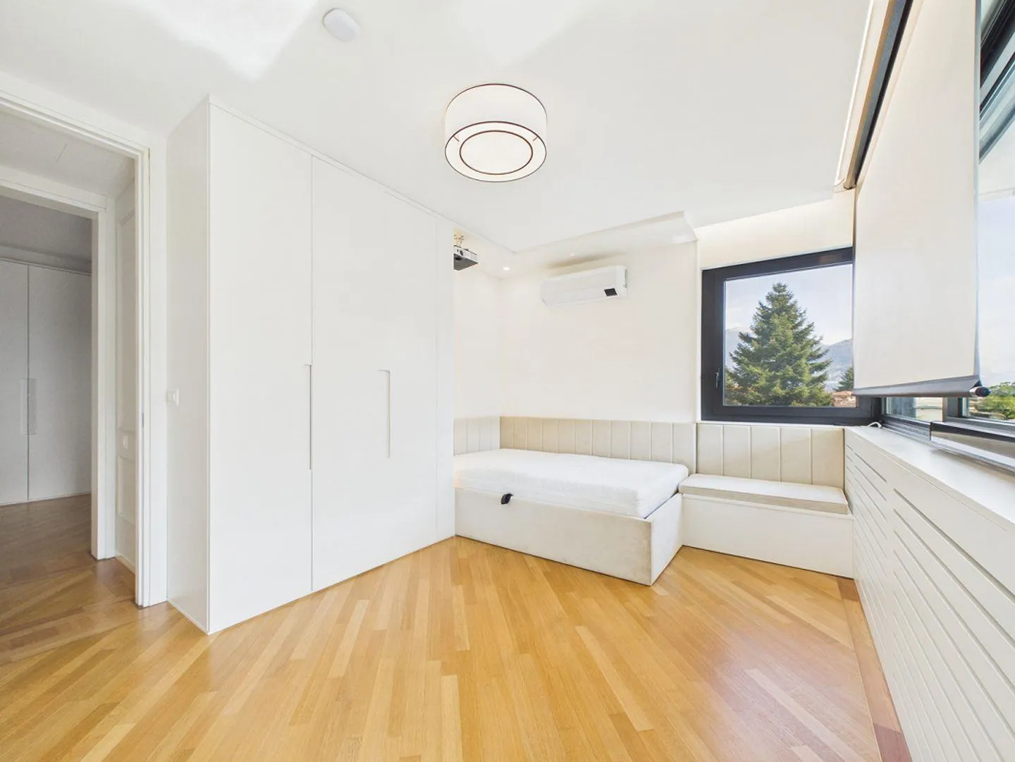 Luxusvilla mit Pool und Garten - Foto 10 von 13