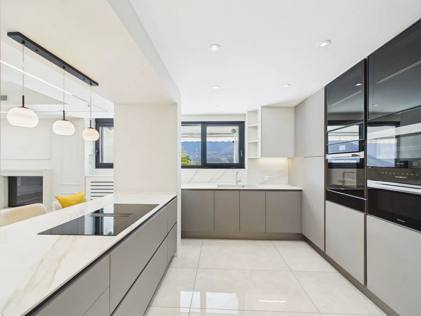 Luxusvilla mit Pool und Garten - Foto 7 von 13