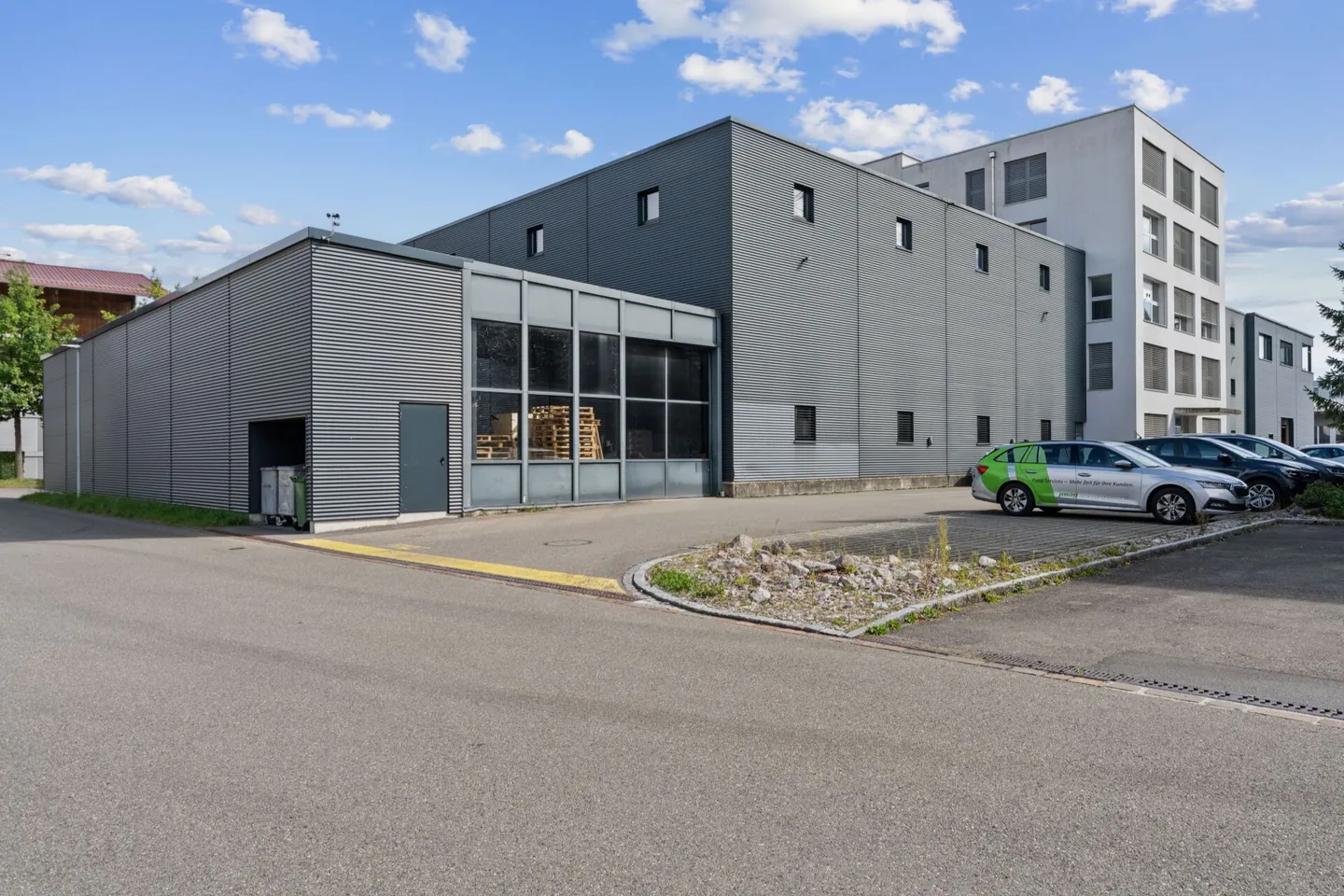 Geschäftshaus mit Lager - Foto 1 von 17