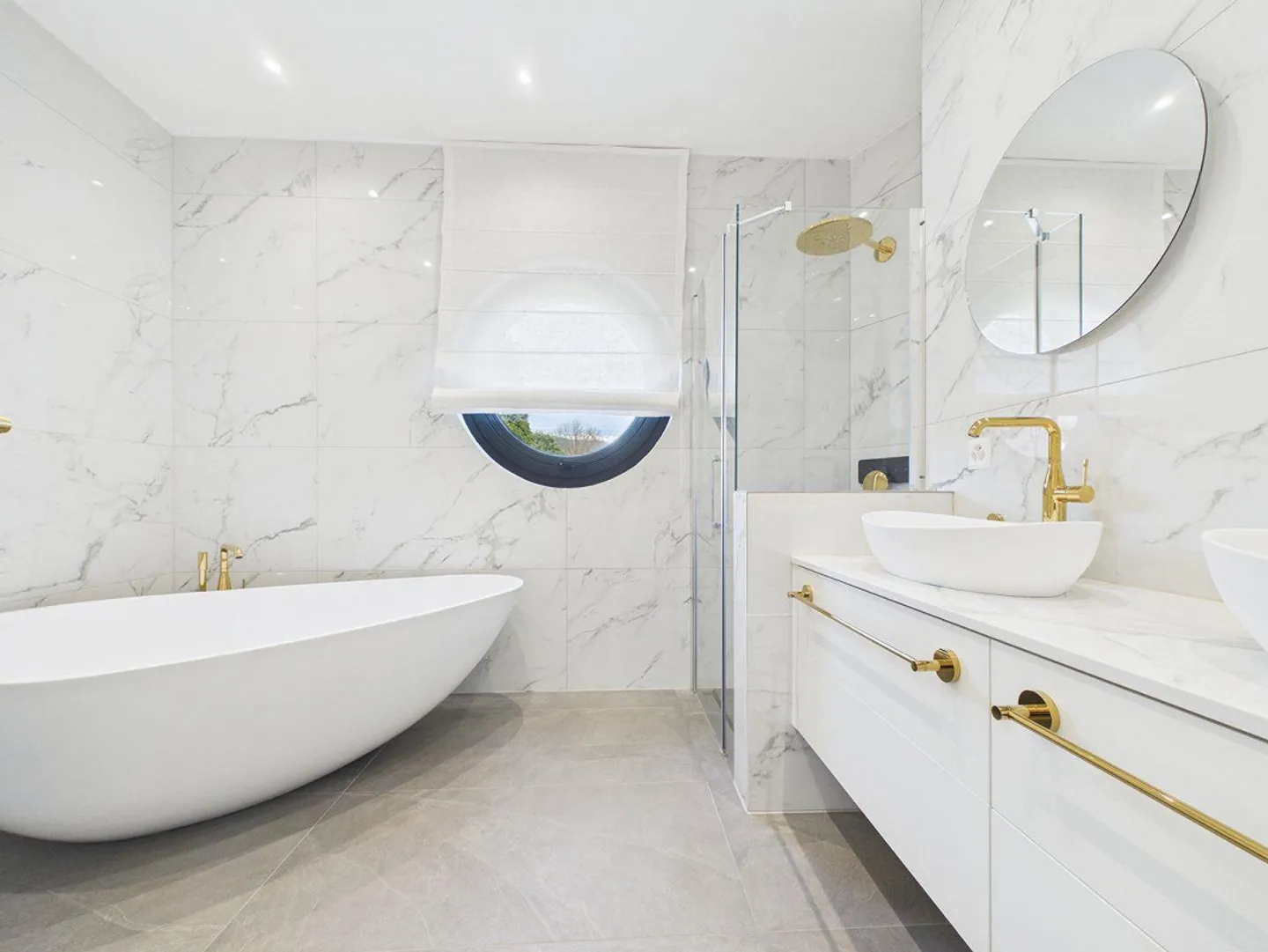 Luxusvilla mit Pool und Garten - Foto 12 von 13