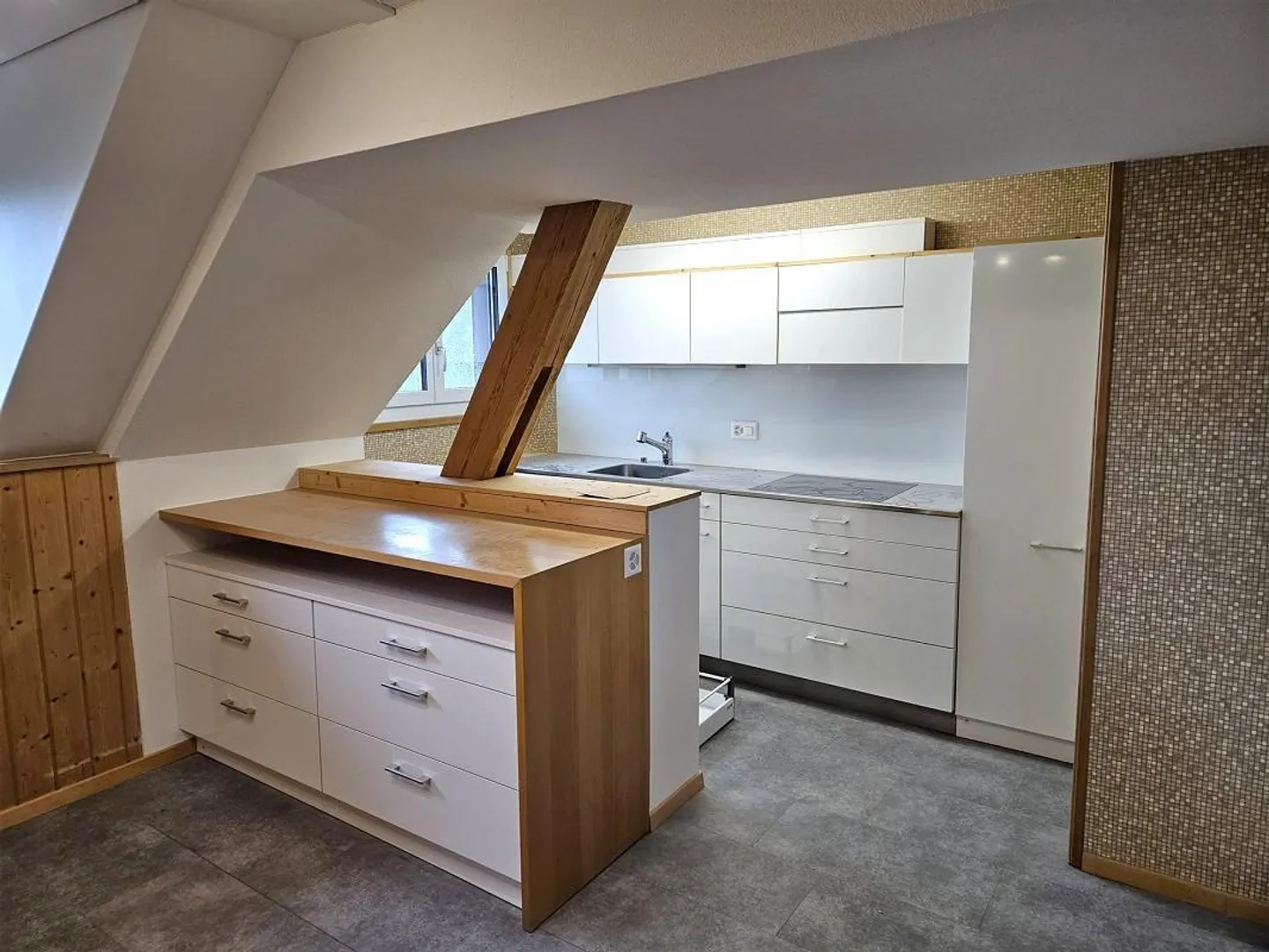 8 1/2 - Room Penthouse Apartment in a Quiet and Idyllic Residential Area - Photo 1 of 7