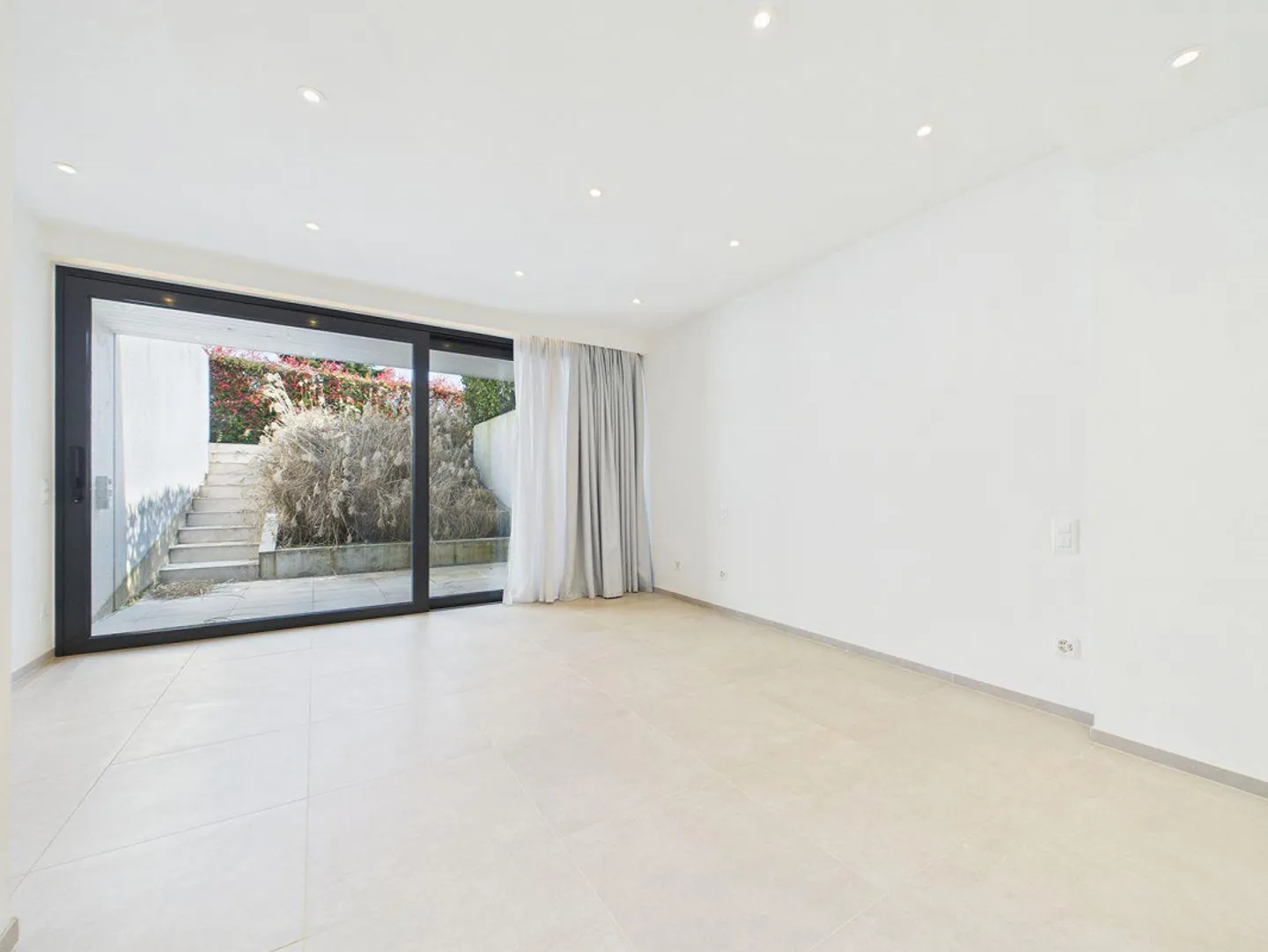 Luxusvilla mit Pool und Garten - Foto 13 von 13