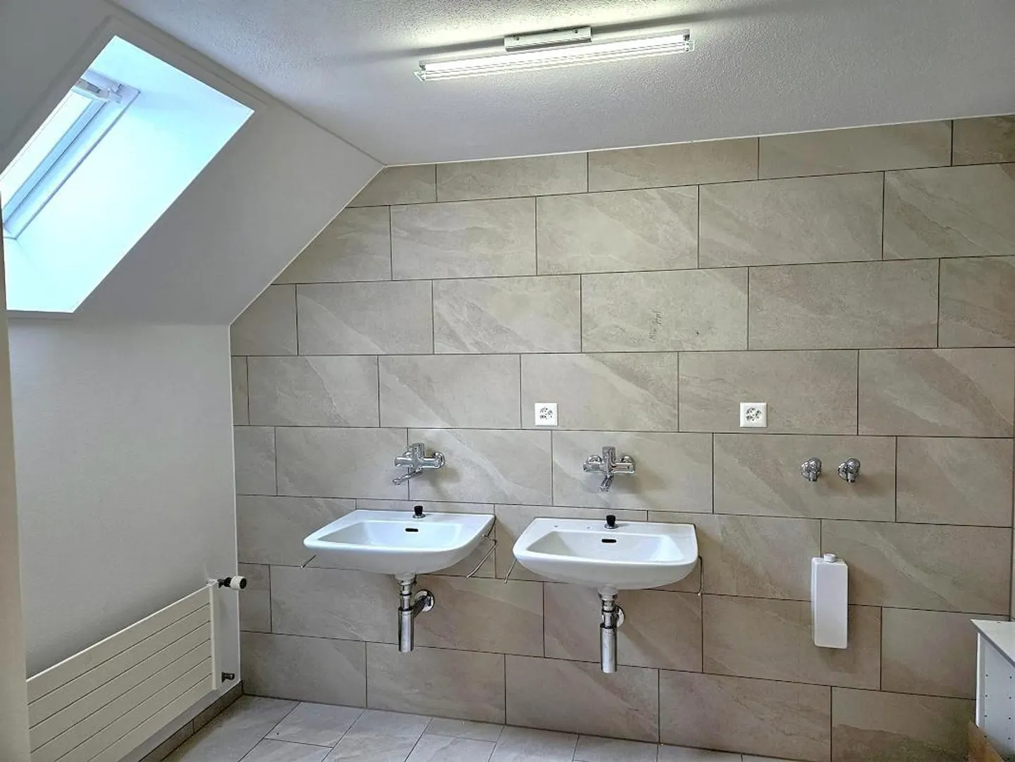 8 1/2 - Room Penthouse Apartment in a Quiet and Idyllic Residential Area - Photo 5 of 7