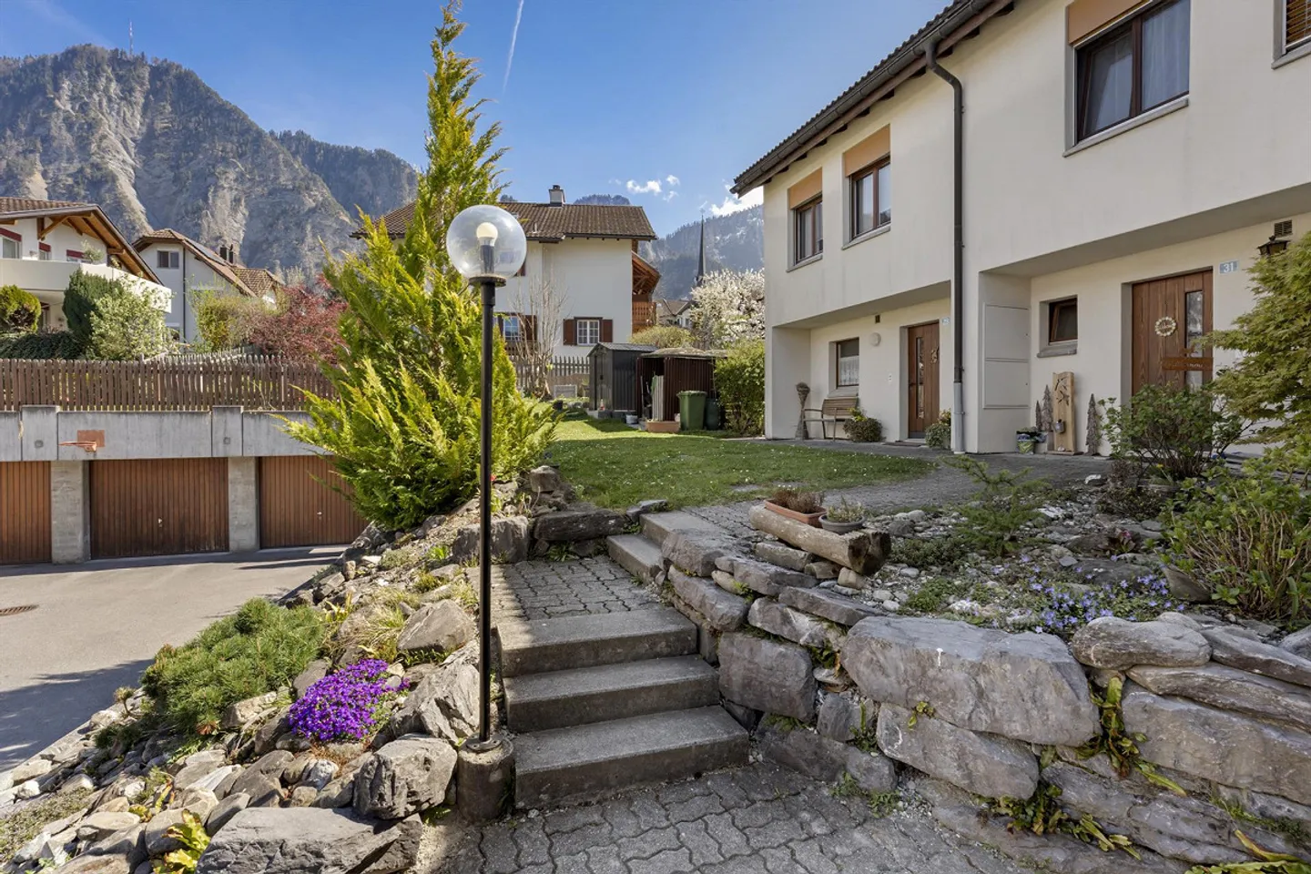 Maison de famille en rangée ensoleillée avec charme dans un emplacement calme - Photo 2 sur 12