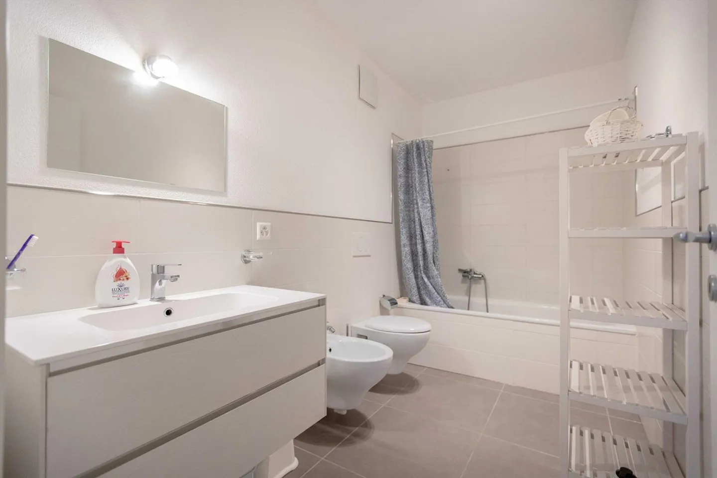 MODERN UND GERÄUMIG 3.5 ZIMMER MIT GROSSEN GARTEN IN BREGANZONA - Foto 6 von 9