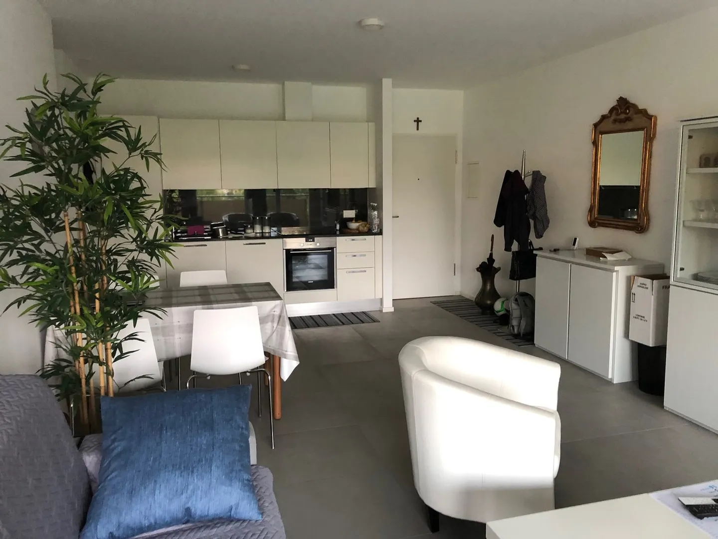 Ampio appartamento di 2,5 stanze, garage e parcheggio esterno inclusi! - Foto 3 di 6