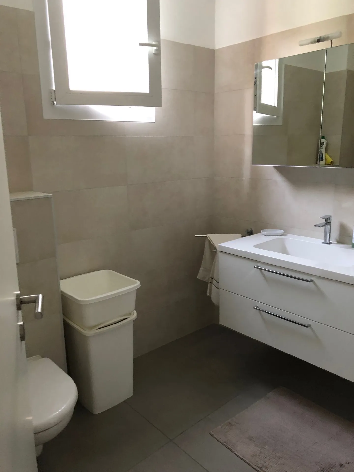 Ampio appartamento di 2,5 stanze, garage e parcheggio esterno inclusi! - Foto 5 di 6