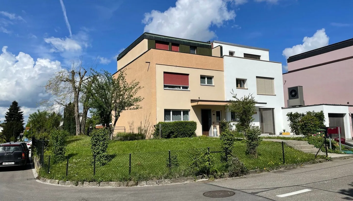 Renovated corner single-family house in a quiet location - Photo 1 of 17