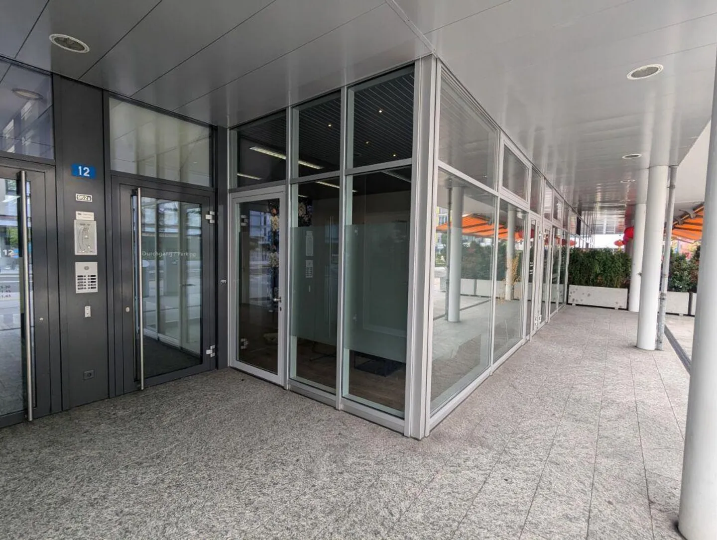 Espace de vente dans un emplacement privilégié à Rotkreuz - Photo 5 sur 14
