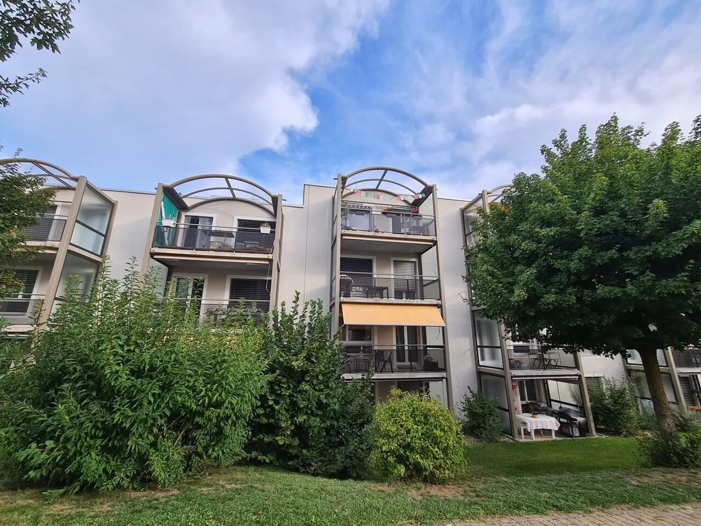 Appartement 2.5 pièces dans un quartier convivial - Photo 2 sur 11