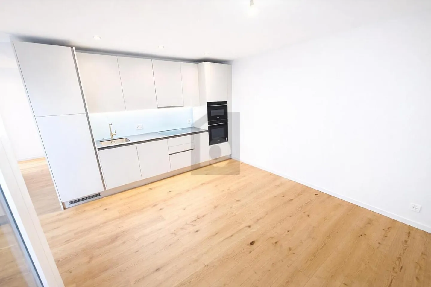 NEW, SUNNY AND QUIET - Photo 3 of 6