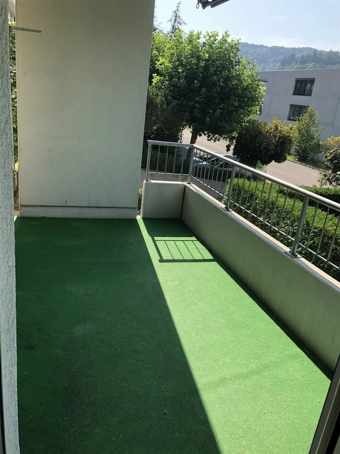 Appartamento spazioso e luminoso con balcone - situato in posizione centrale e in una zona verde - Foto 5 di 9