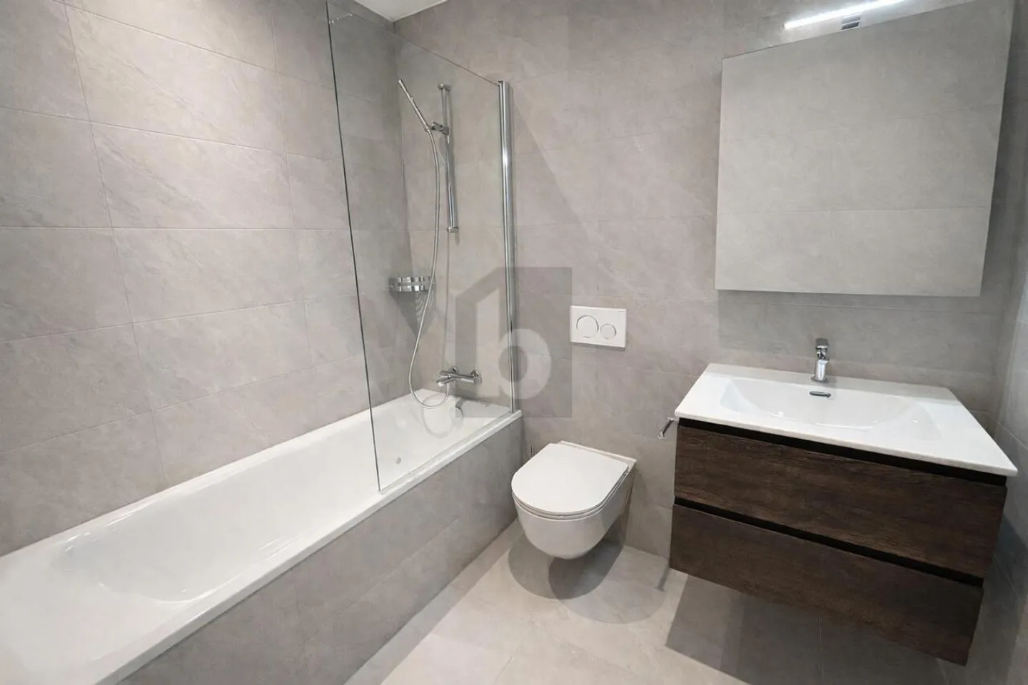 NEW, SUNNY AND QUIET - Photo 4 of 6