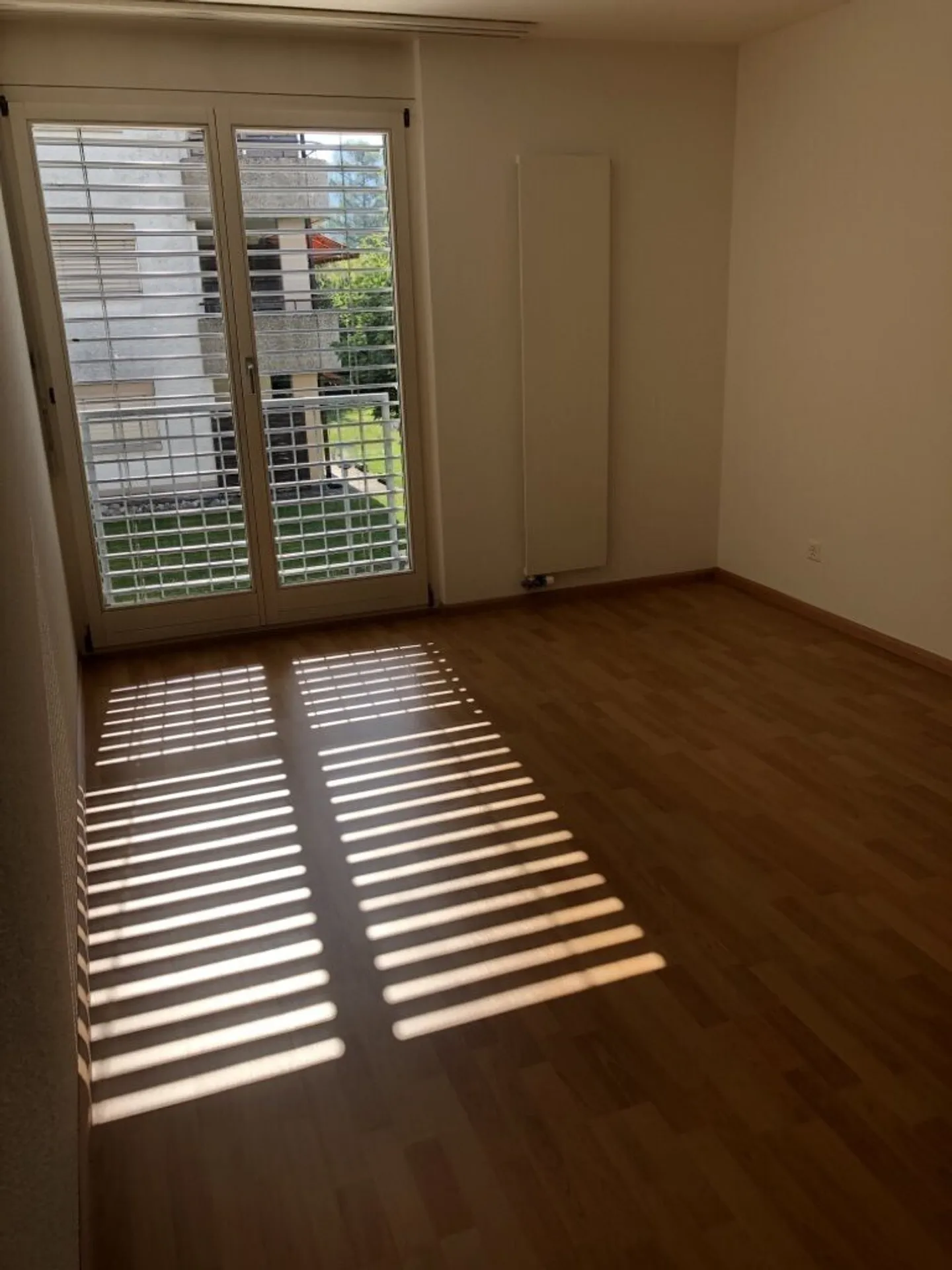Appartamento spazioso e luminoso con balcone - situato in posizione centrale e in una zona verde - Foto 7 di 9