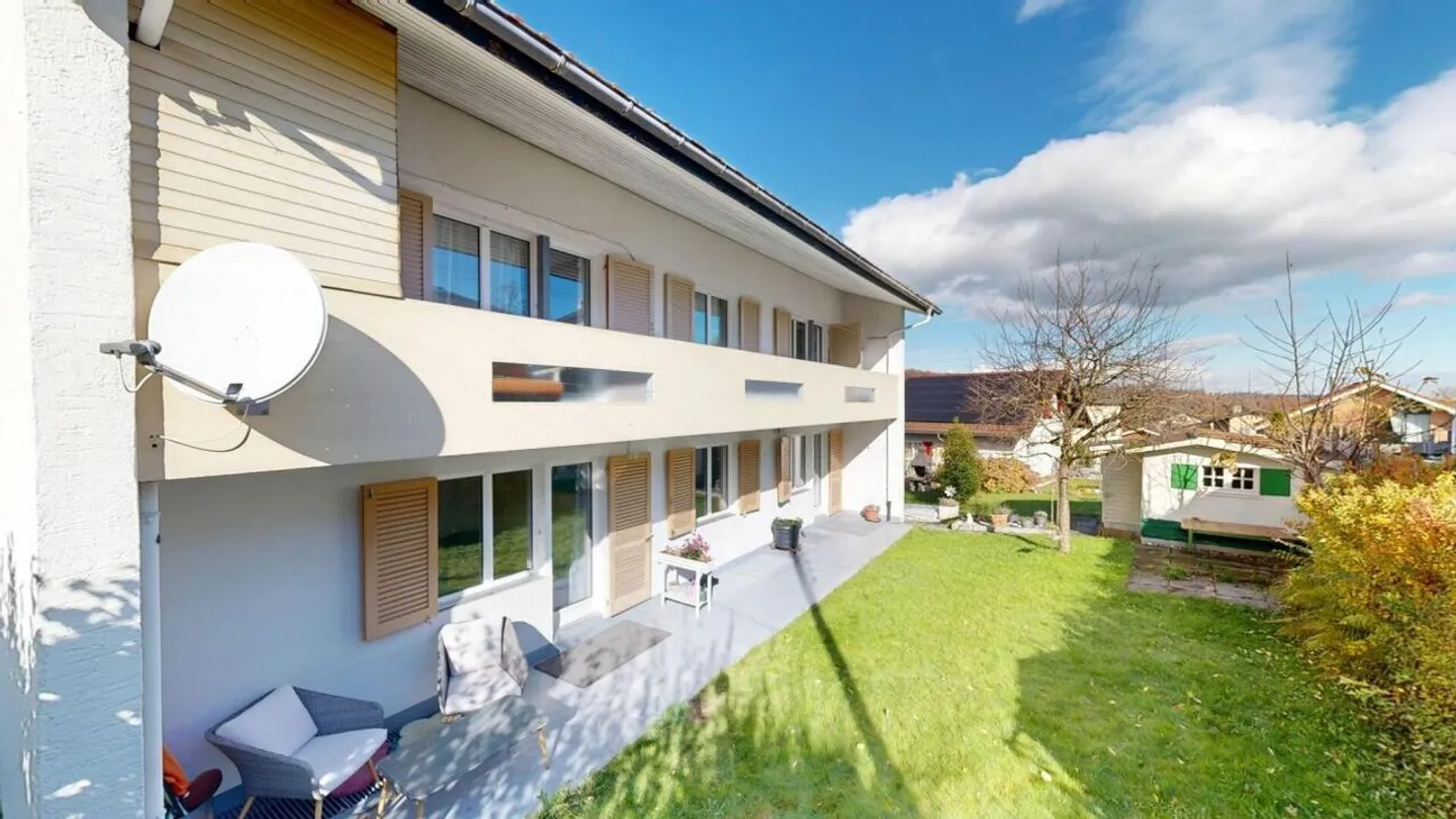 Banca approvata e verificata - Casa bifamiliare ben tenuta con grande giardino a Malters - Foto 1 di 25