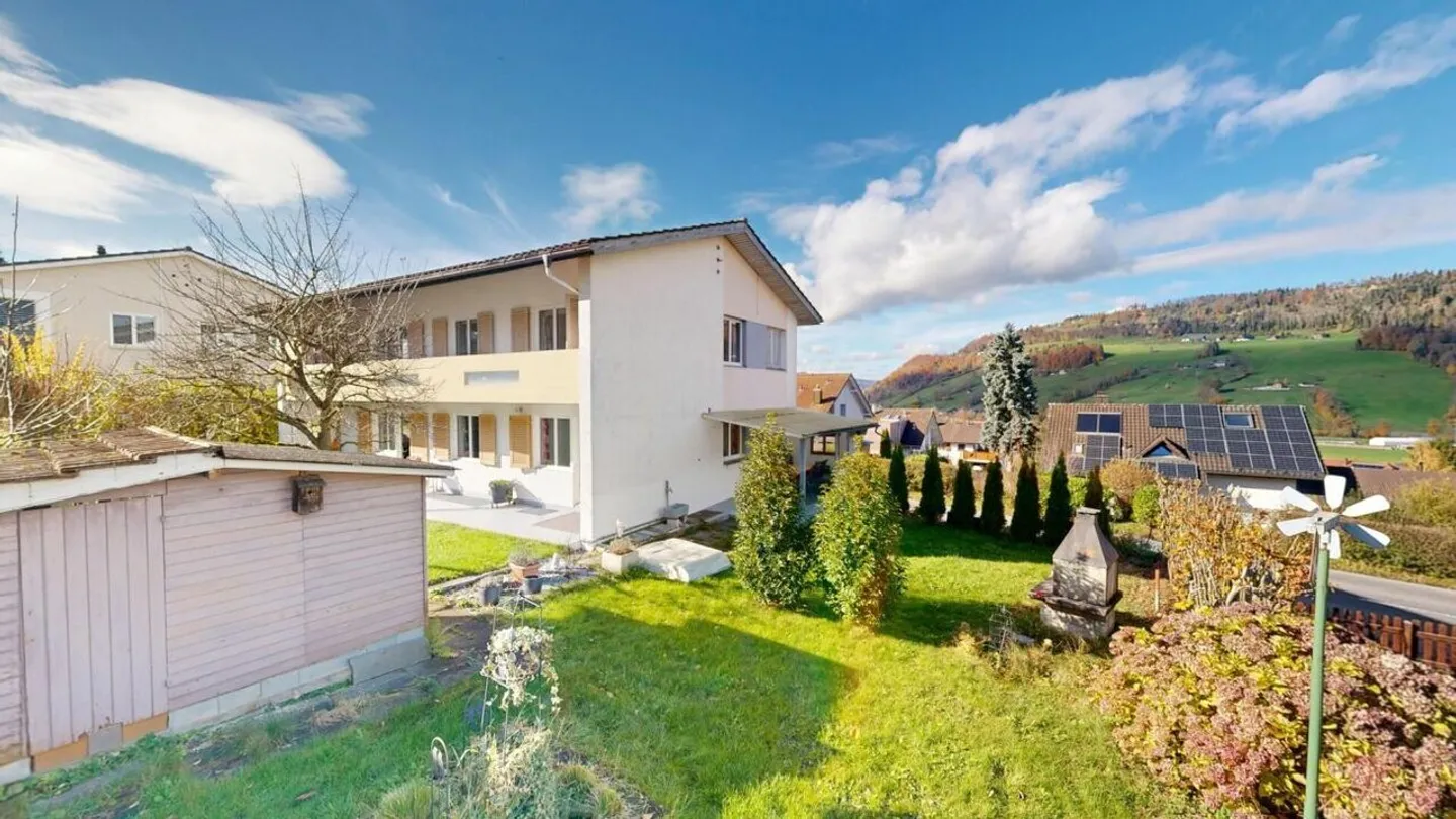 Banca approvata e verificata - Casa bifamiliare ben tenuta con grande giardino a Malters - Foto 2 di 25