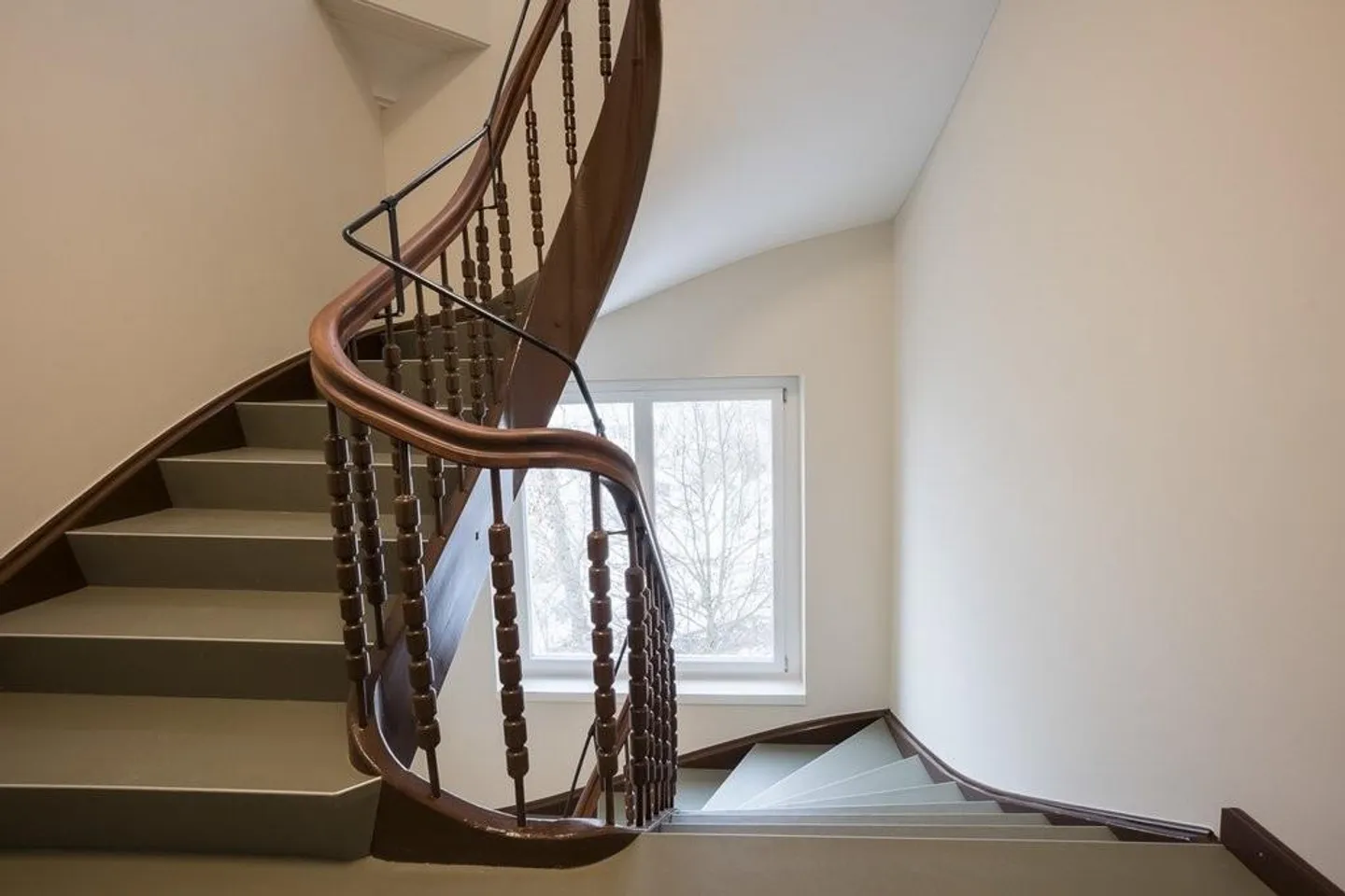 Maison Art Nouveau entièrement rénovée au-dessus du centre-ville - Photo 8 sur 8