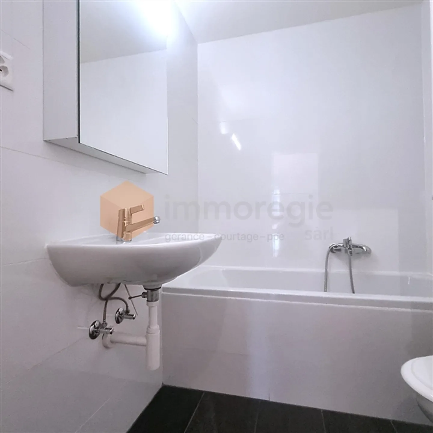 Bellissimo appartamento di 3,5 stanze al primo piano con balconi - Foto 7 di 9