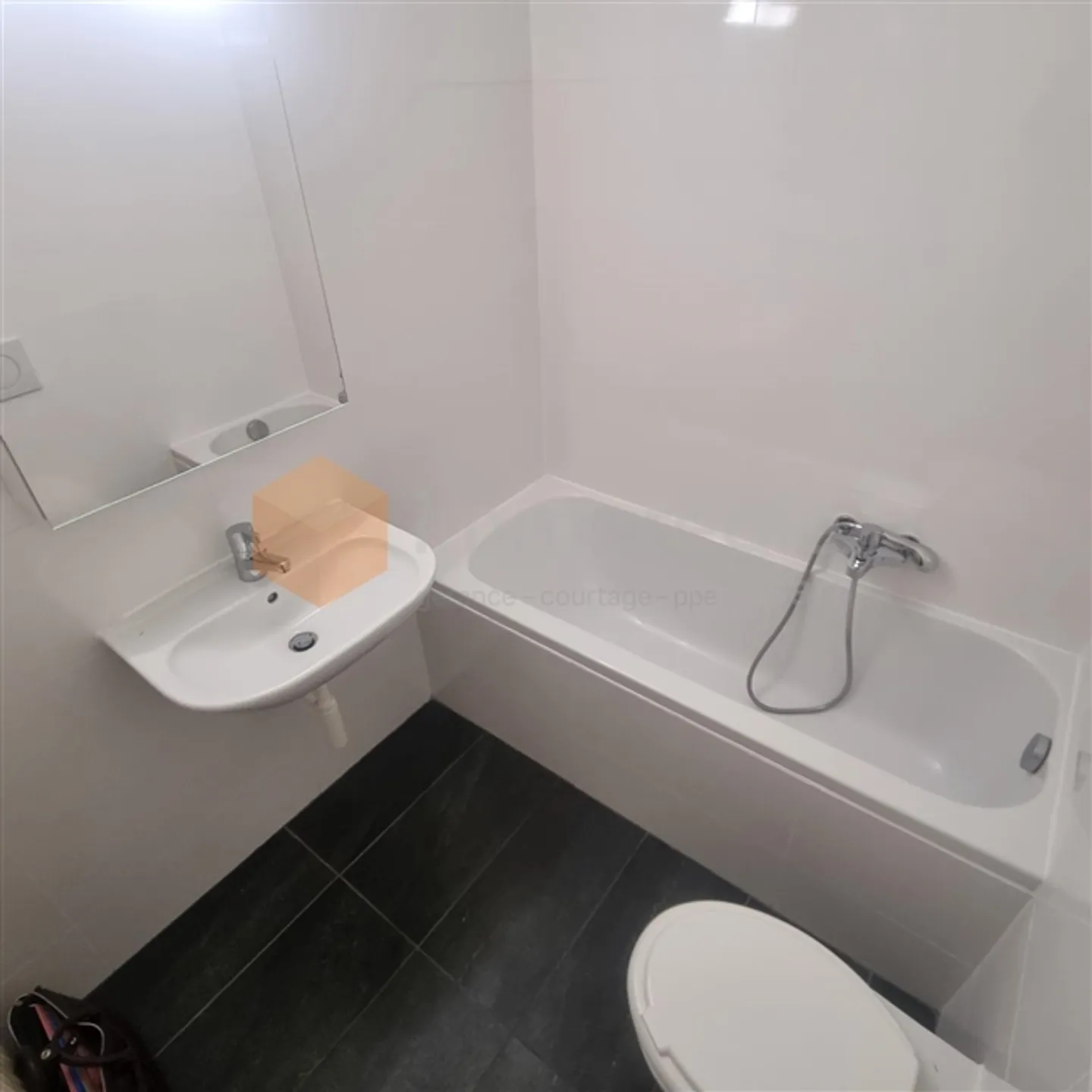 Bellissimo appartamento di 3,5 stanze al primo piano con balconi - Foto 8 di 9