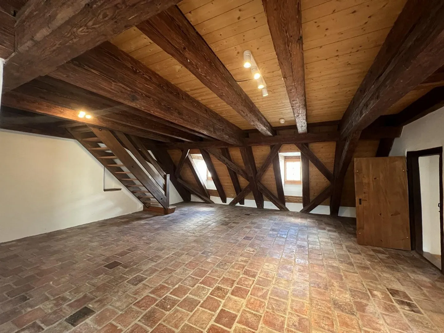 Bellissimo appartamento mansardato di 3,5 locali in affitto nel centro della città - Foto 3 di 13