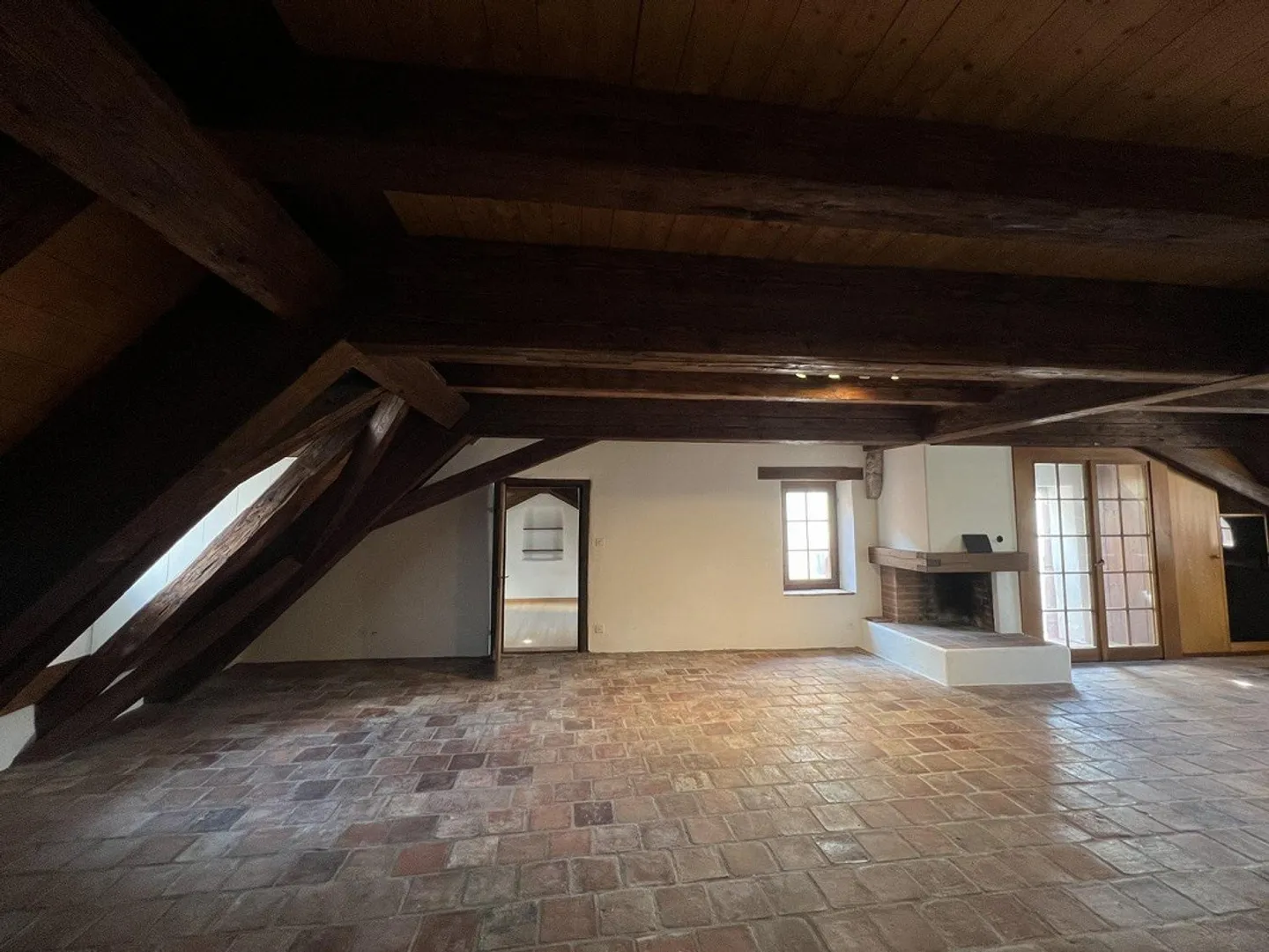 Bellissimo appartamento mansardato di 3,5 locali in affitto nel centro della città - Foto 4 di 13