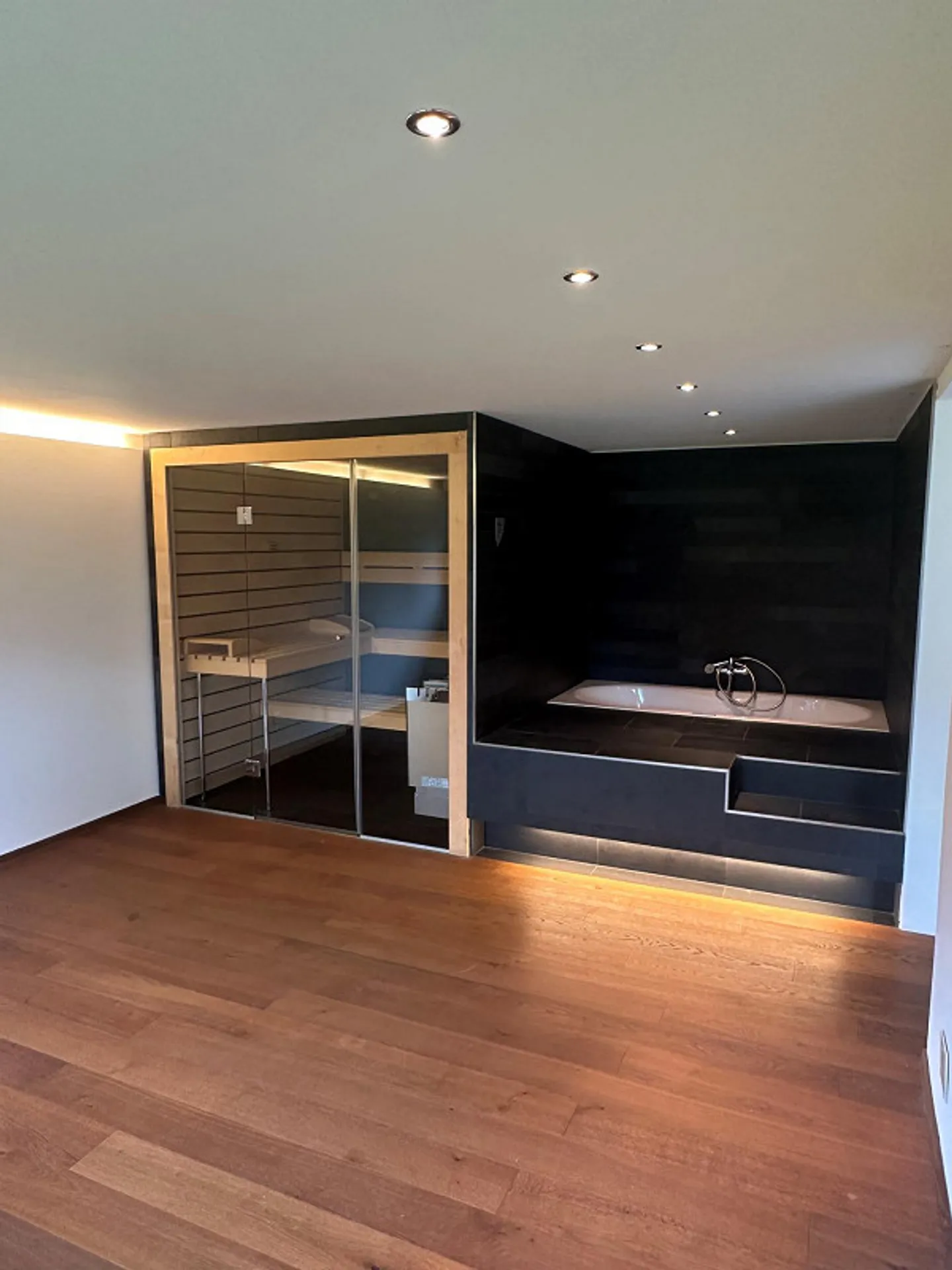 Spacious, affordable basement apartment in a quiet neighborhood - Photo 2 of 14