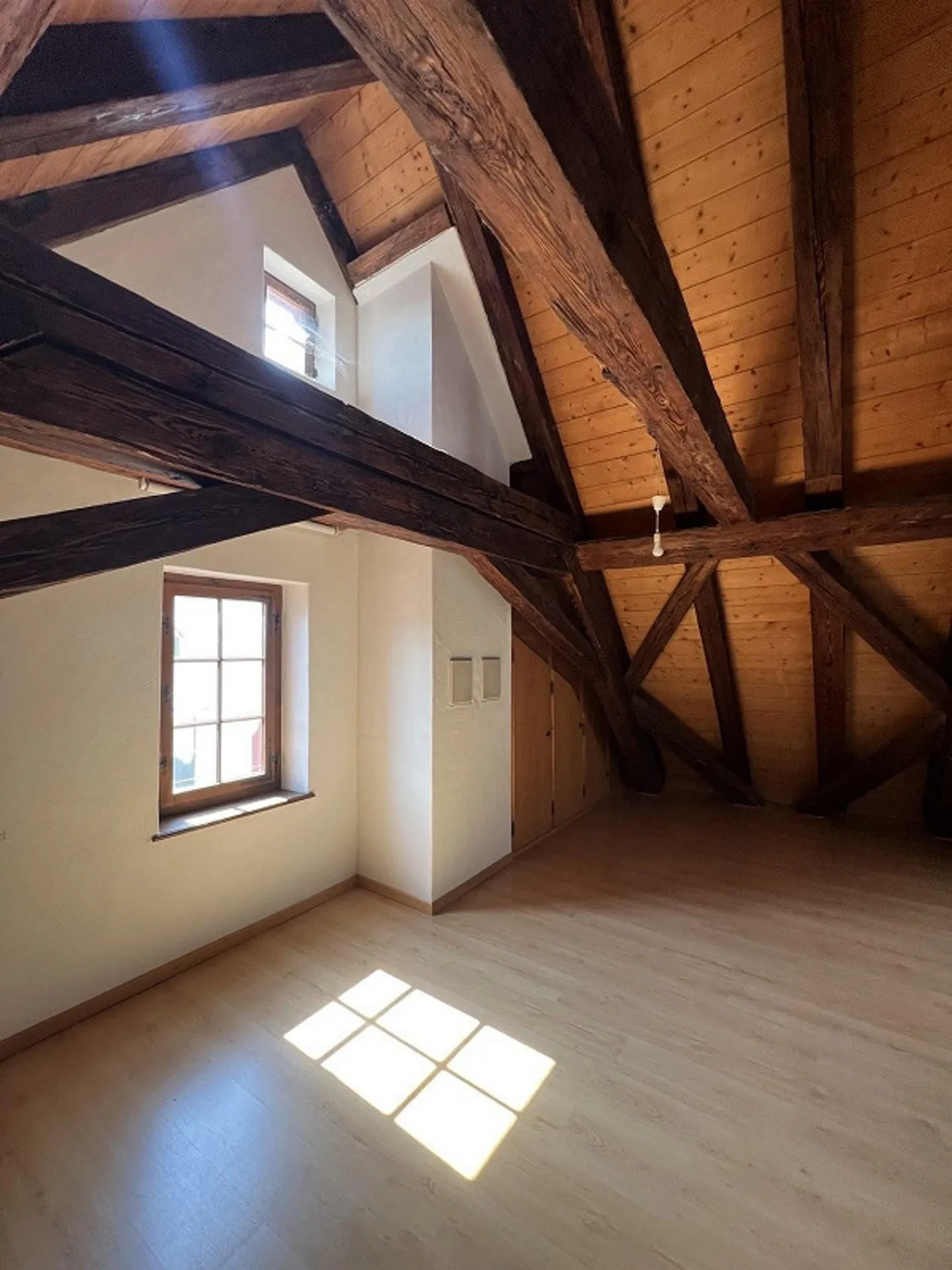 Bellissimo appartamento mansardato di 3,5 locali in affitto nel centro della città - Foto 10 di 13
