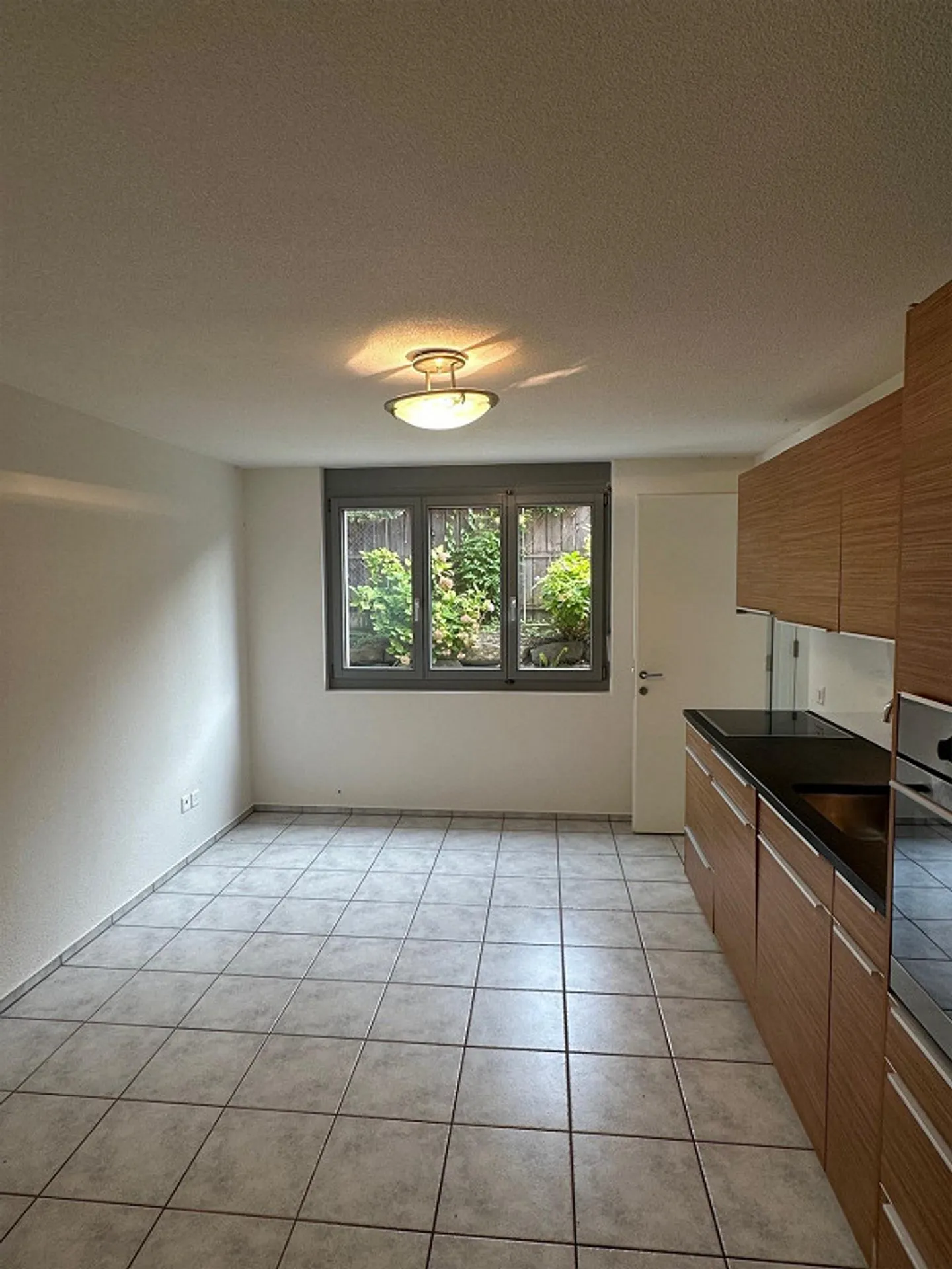Spacious, affordable basement apartment in a quiet neighborhood - Photo 5 of 14