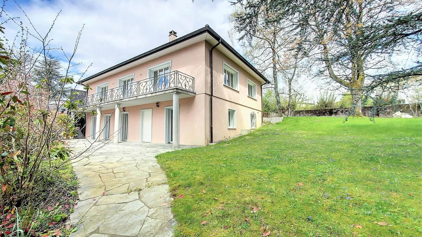 Villa individuelle de 9 pièces avec un grand jardin - Photo 1 sur 11