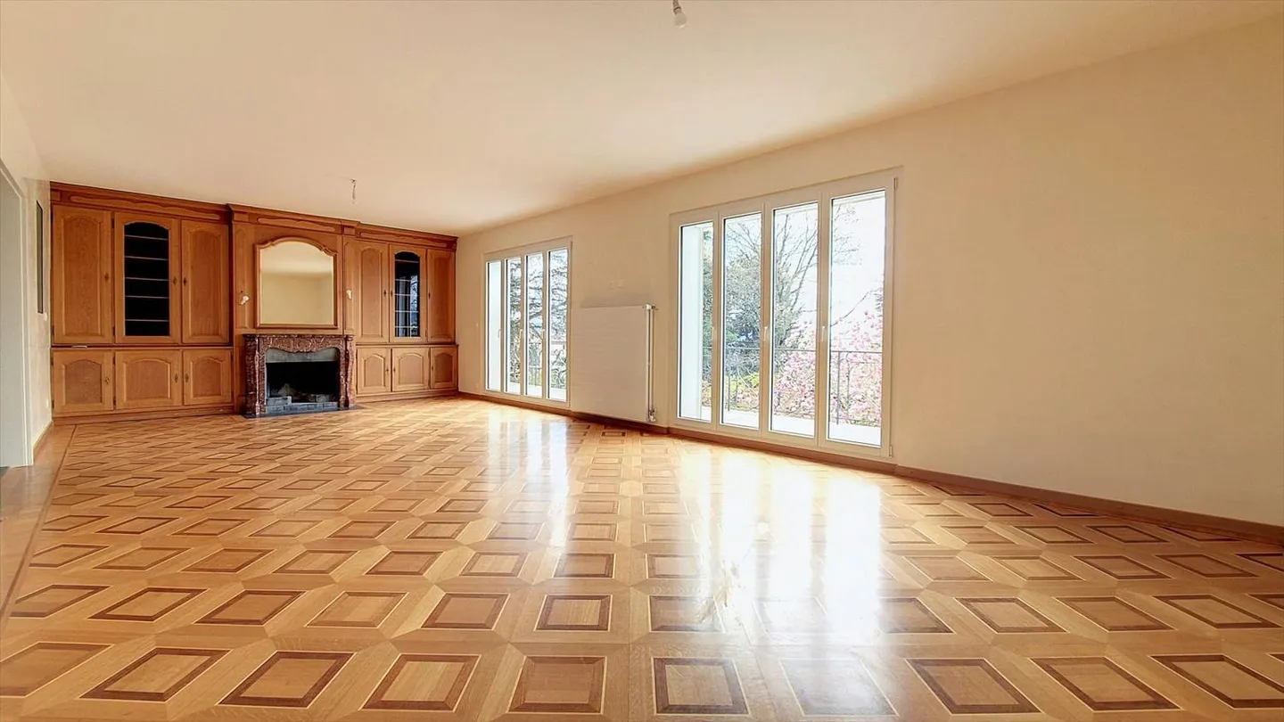Villa individuelle de 9 pièces avec un grand jardin - Photo 2 sur 11