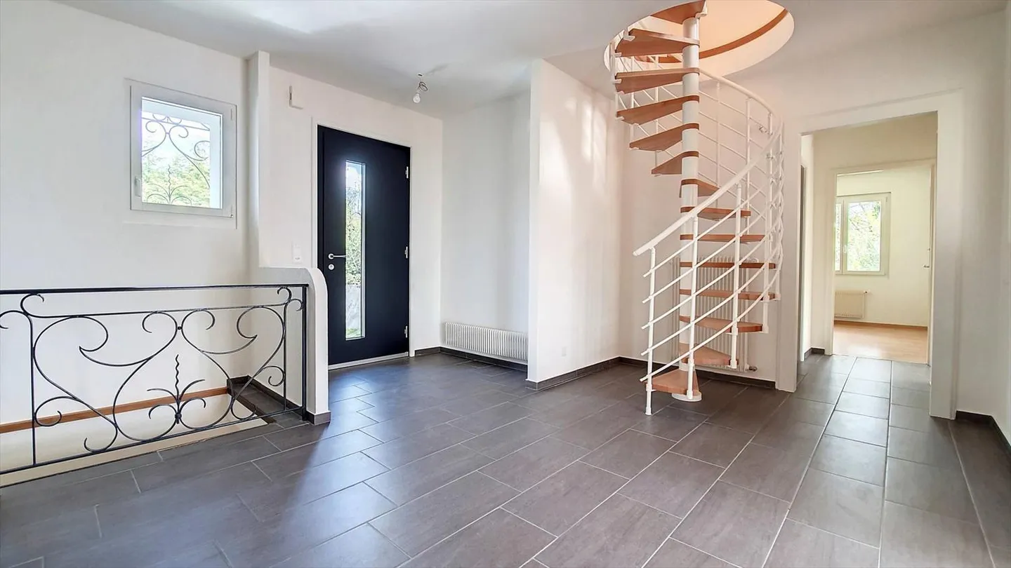 Villa individuelle de 9 pièces avec un grand jardin - Photo 4 sur 11