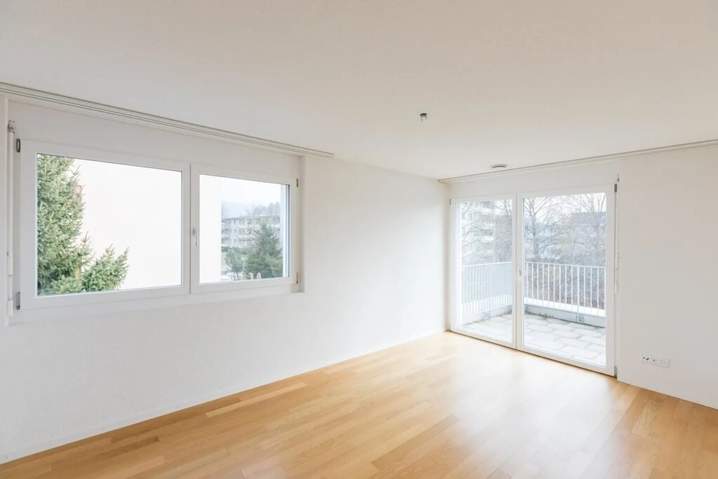 Sunny penthouse apartment for rent - Photo 2 of 8
