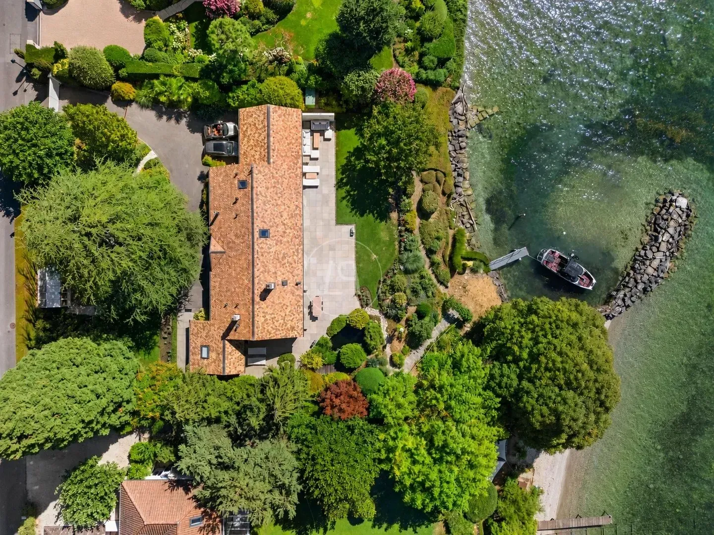 Villa élégante au bord du lac - Photo 1 sur 18
