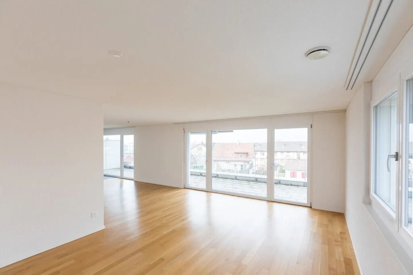Sunny penthouse apartment for rent - Photo 3 of 8