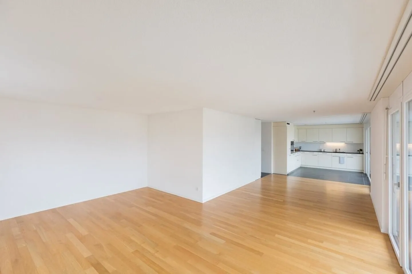 Sunny penthouse apartment for rent - Photo 4 of 8