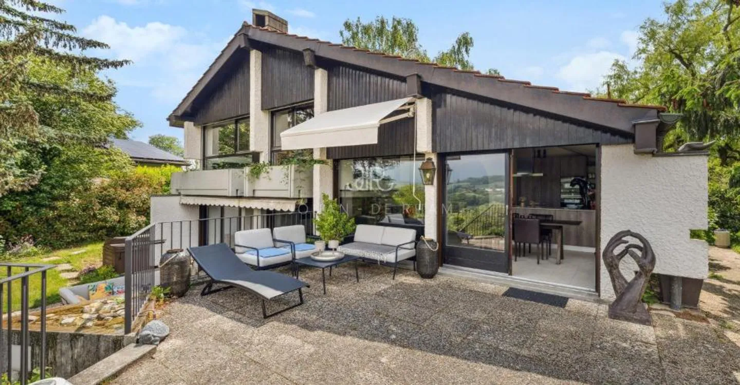 AVULLY: Magnificent renovated house with a view - Photo 1 of 11