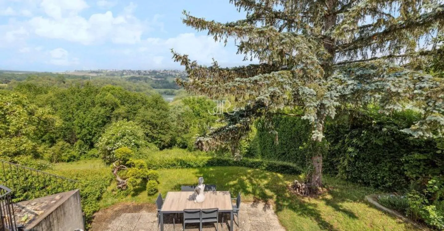 AVULLY: Magnificent renovated house with a view - Photo 3 of 11