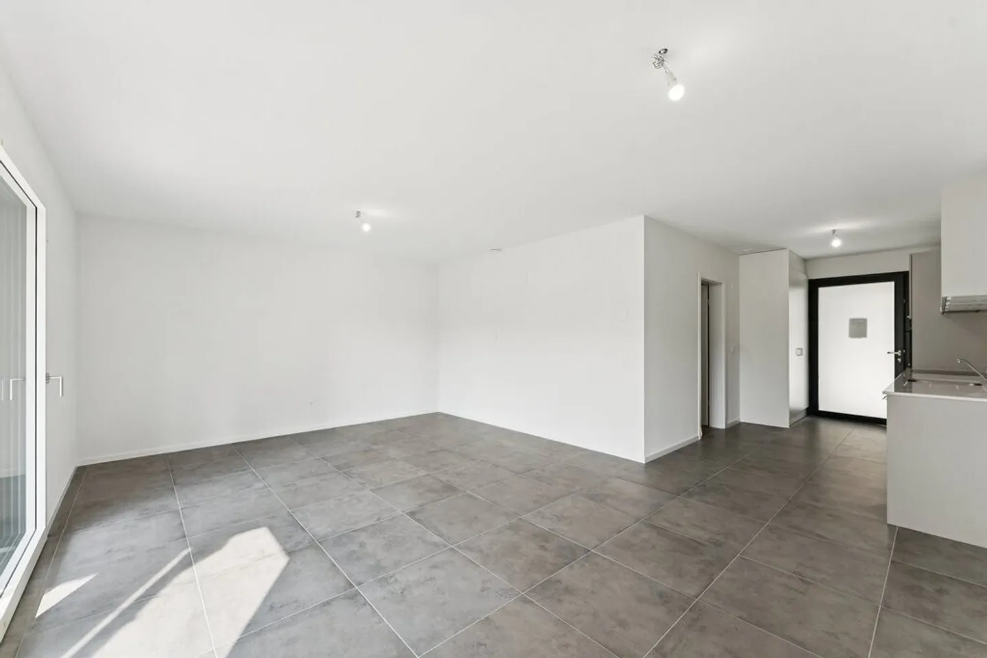 To seize! Large studio close to all amenities! - Photo 2 of 5