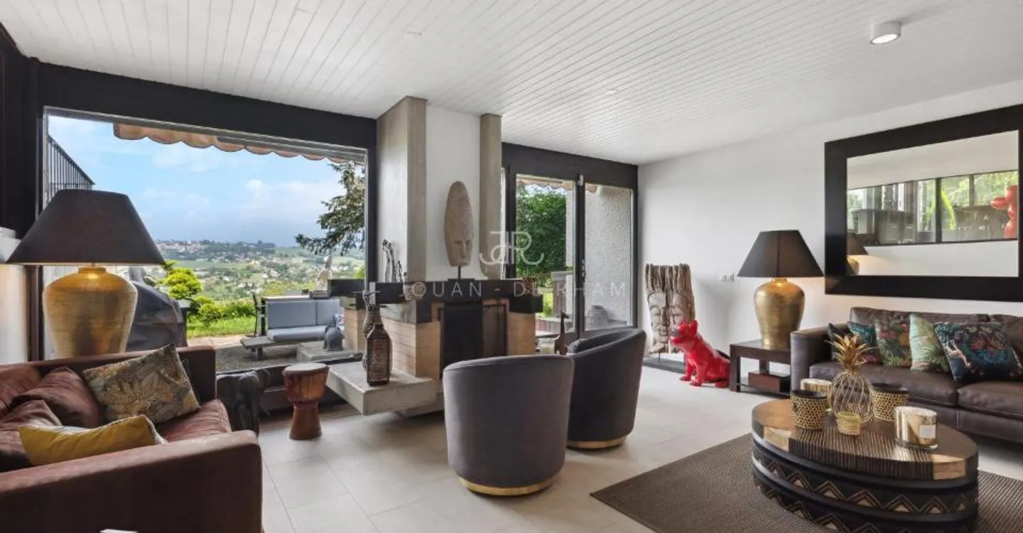 AVULLY: Magnificent renovated house with a view - Photo 4 of 11