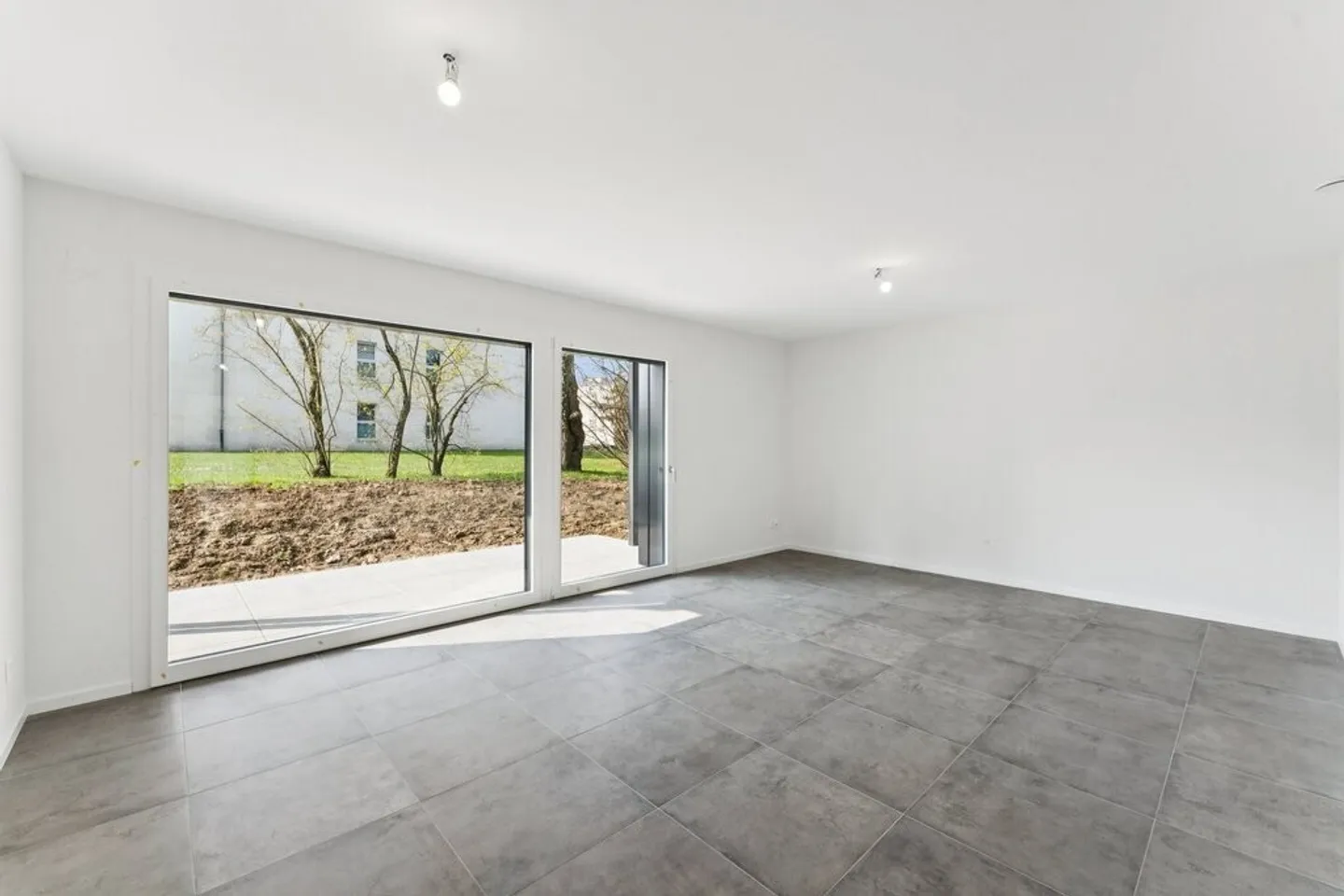 To seize! Large studio close to all amenities! - Photo 3 of 5