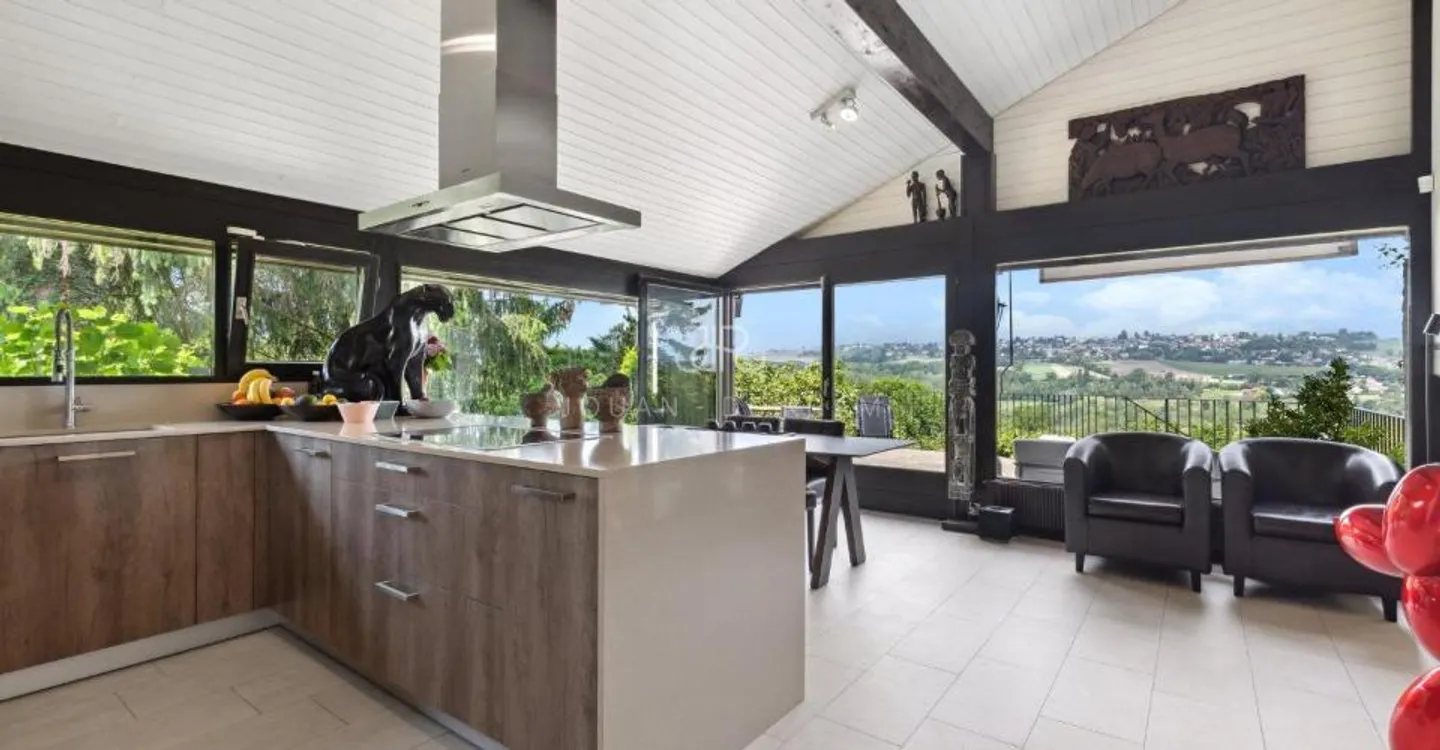 AVULLY: Magnificent renovated house with a view - Photo 7 of 11