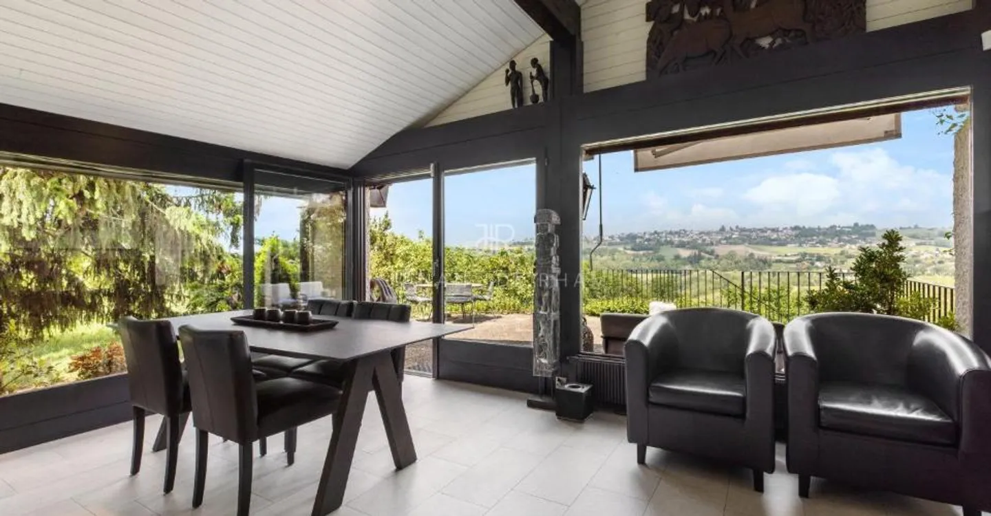 AVULLY: Magnificent renovated house with a view - Photo 8 of 11
