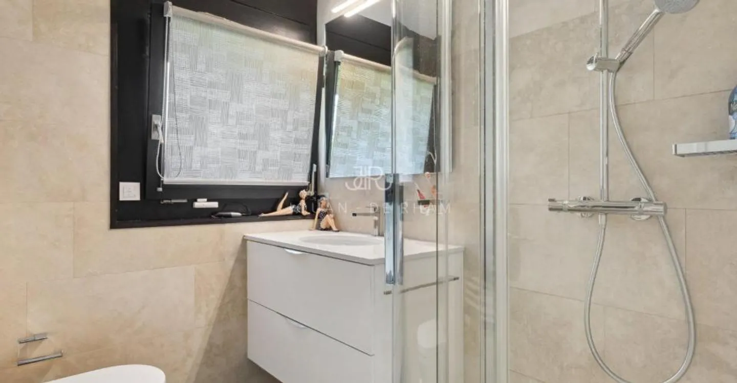 AVULLY: Magnificent renovated house with a view - Photo 10 of 11