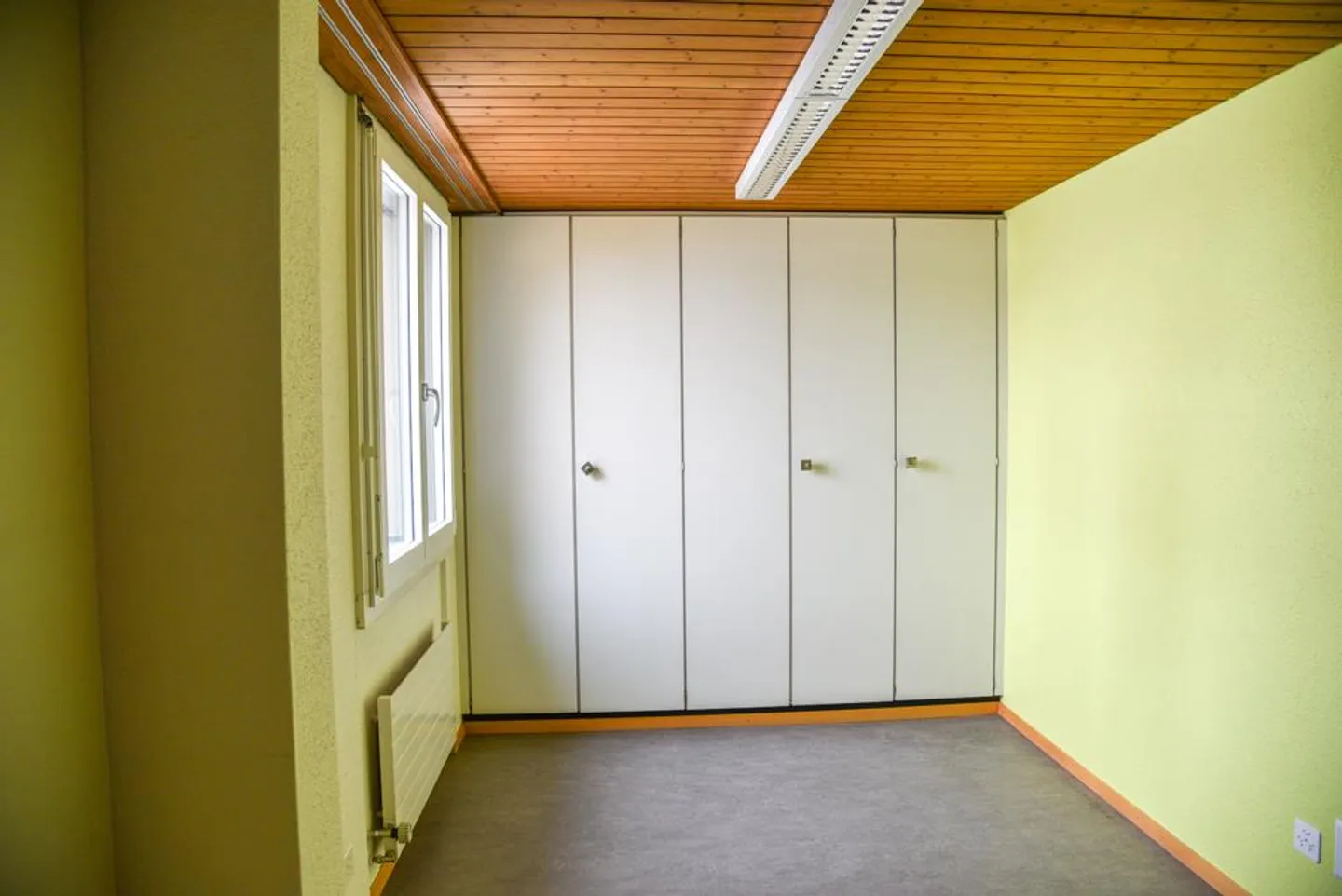 Spacious school/training/office/studio premises 273 m2 - Photo 2 of 12