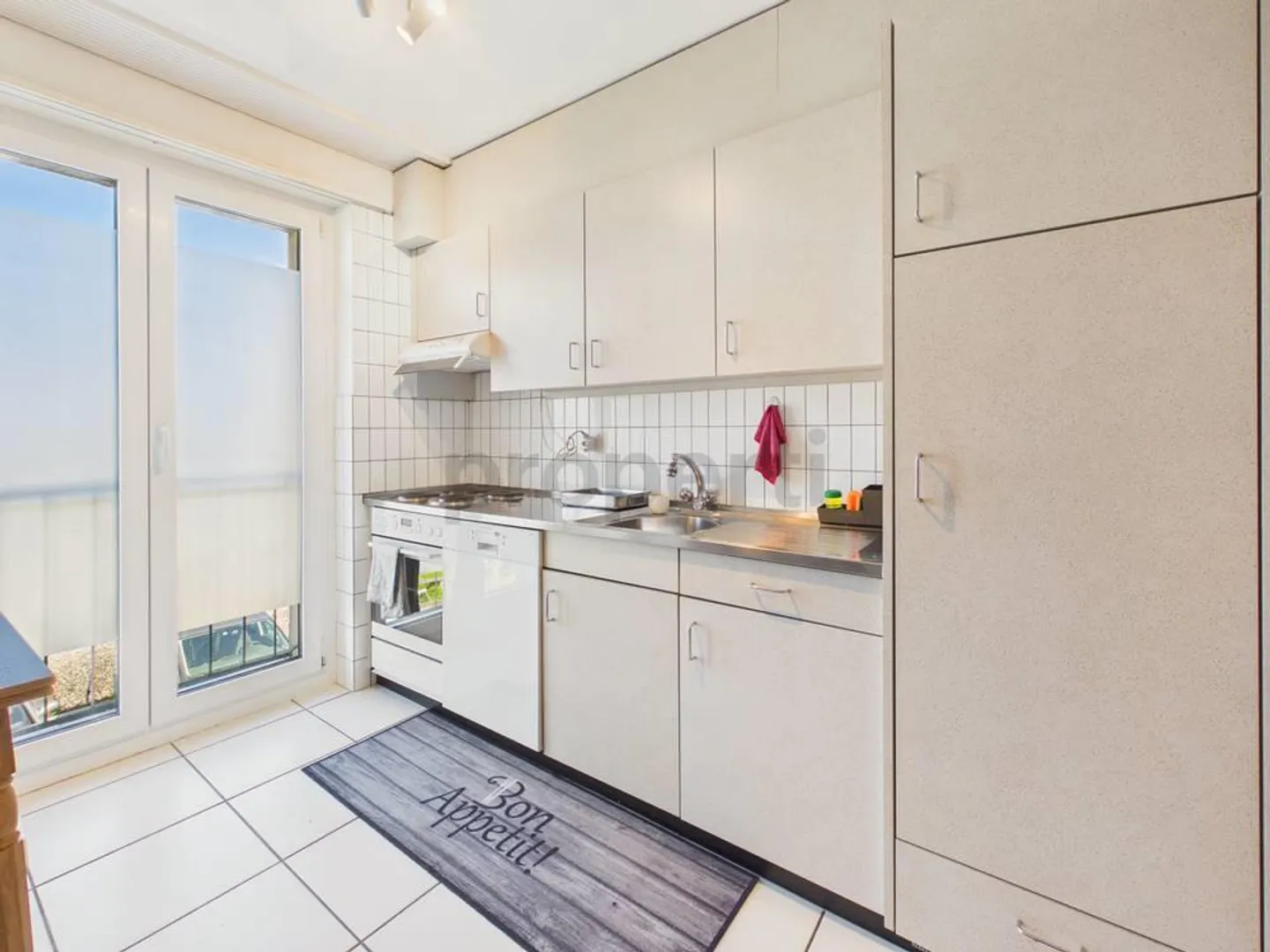 Grand balcon, rénovation moderne et places de parking disponibles - Photo 2 sur 6
