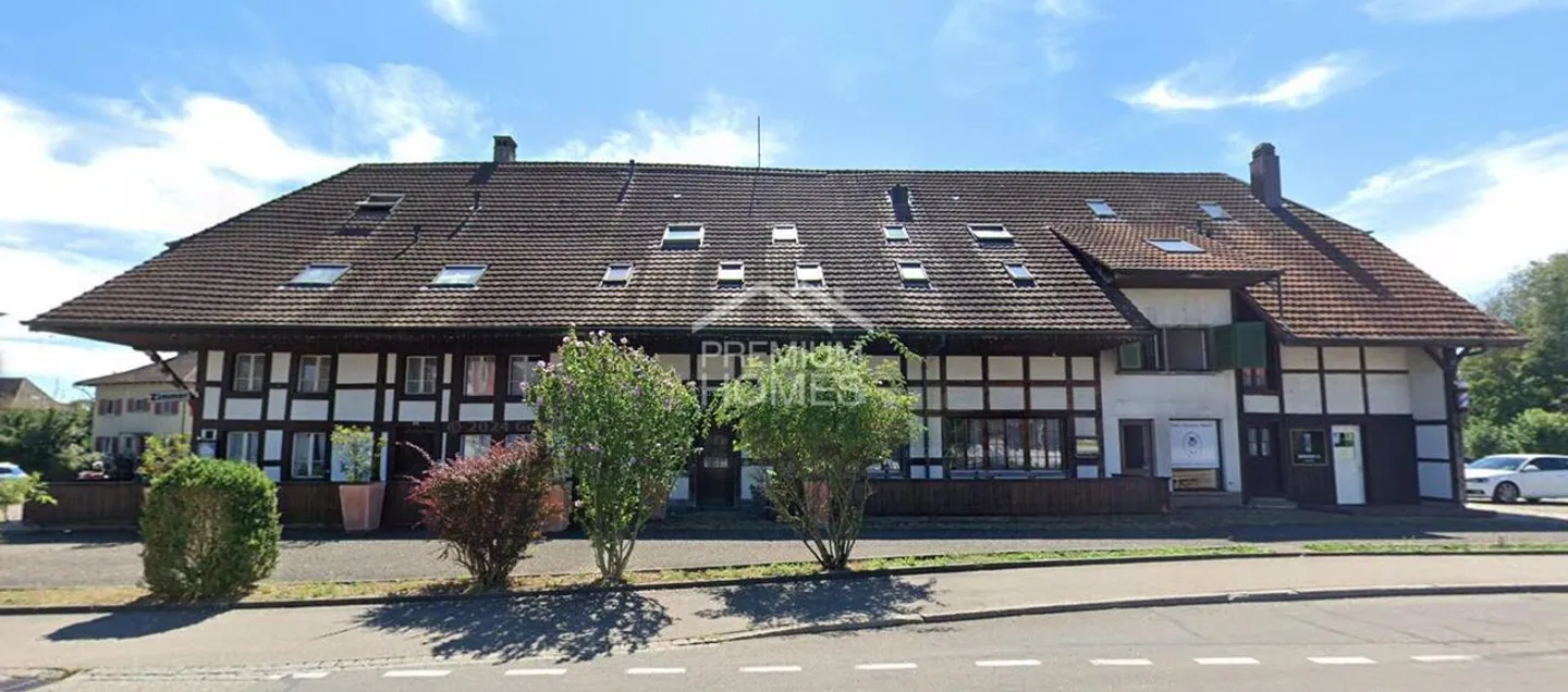 Mixed-use building for sale - Photo 1 of 7