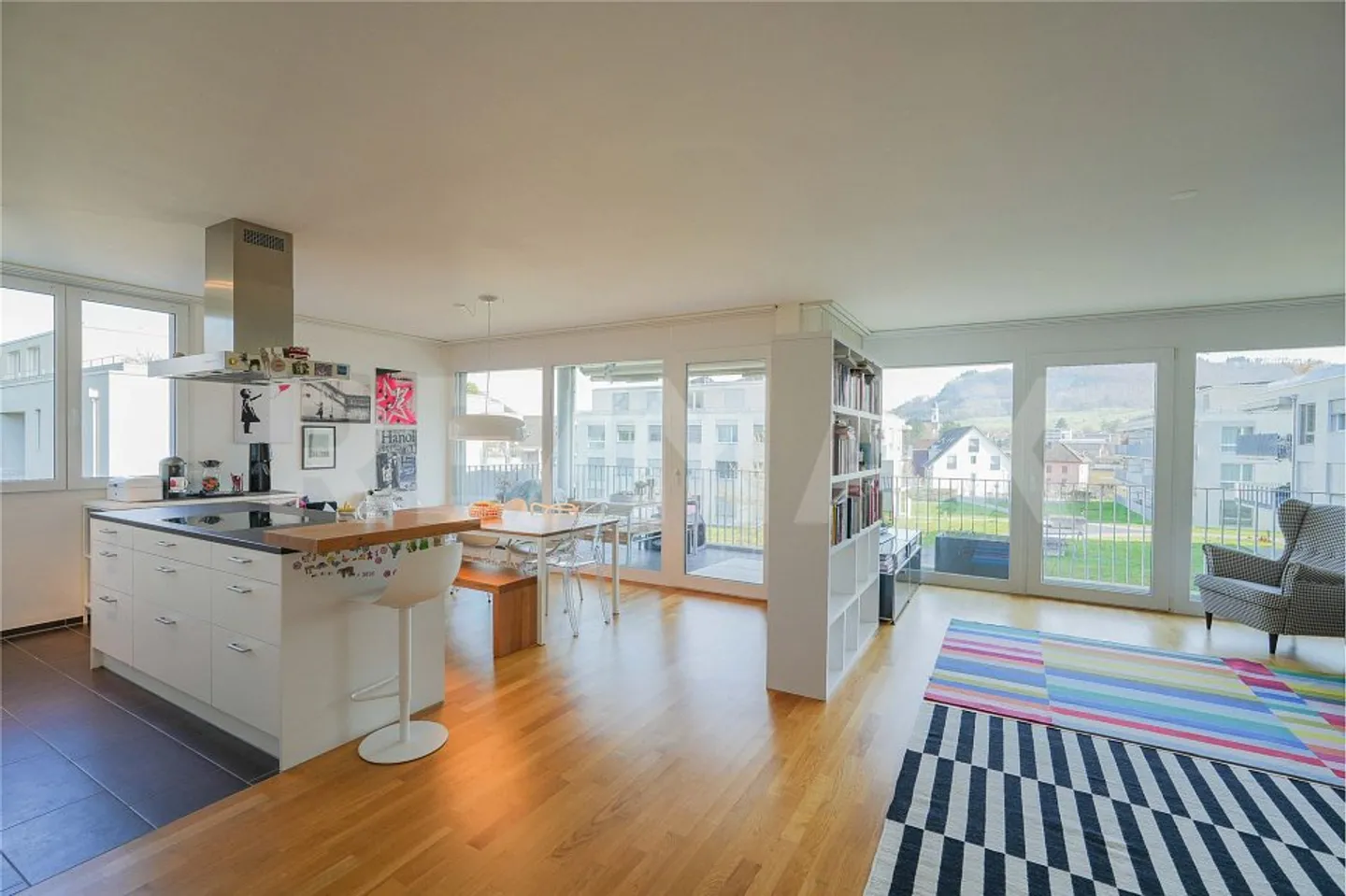 Genial zentral - Geräumige und sehr gepflegte 5.5 Zimmer-Wohnung - Photo 2 of 13