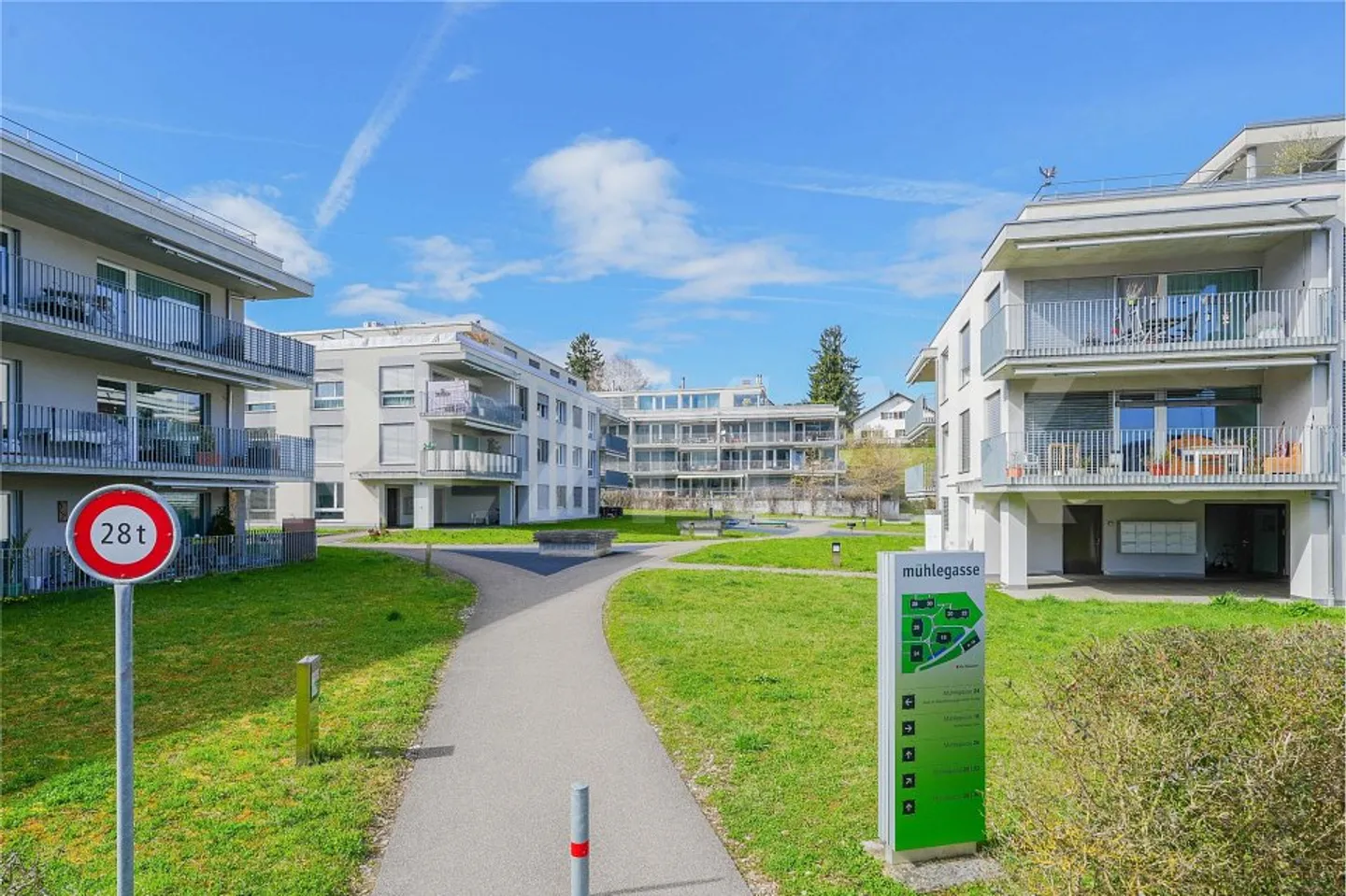 Genial zentral - Geräumige und sehr gepflegte 5.5 Zimmer-Wohnung - Photo 3 of 13